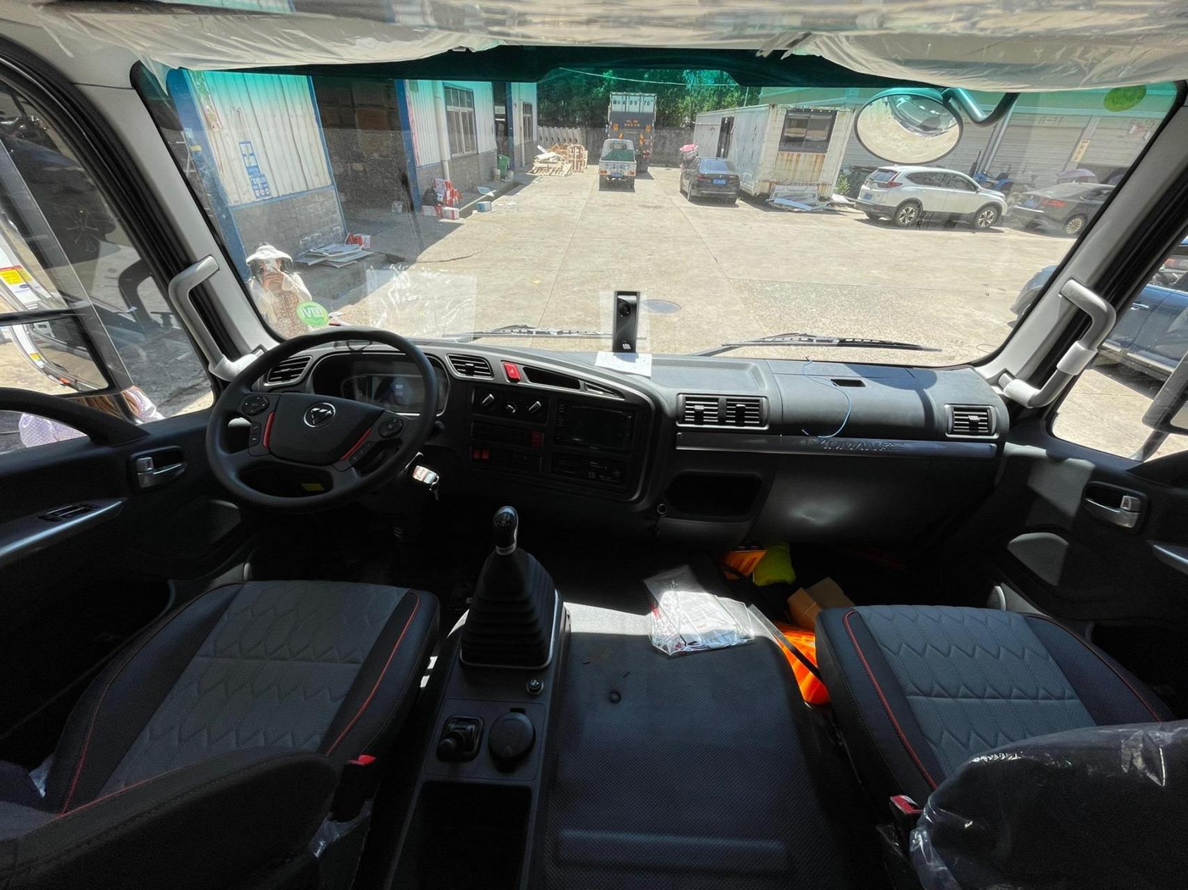 7米8小三轴冷藏车福田欧曼行星.