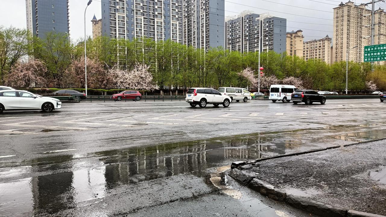 乌鲁木齐头条 雨中的河滩路春景,很美