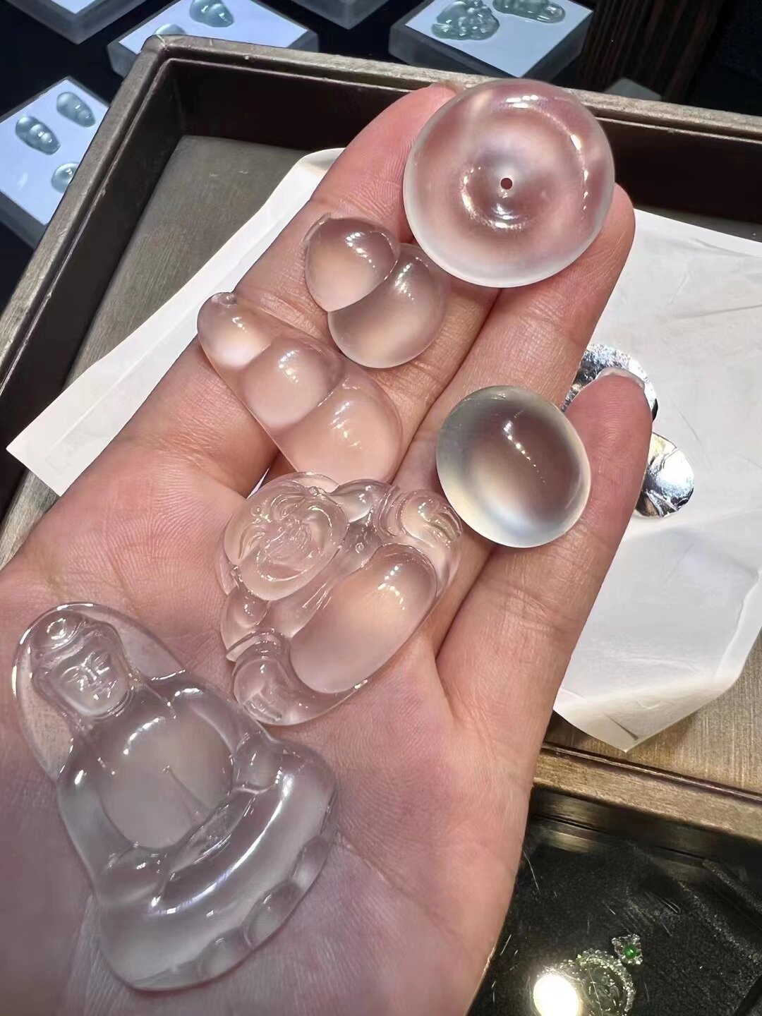 玻璃种无色翡翠之美 | 净 玻璃种翡翠,真是美的不可方物, 这种光感