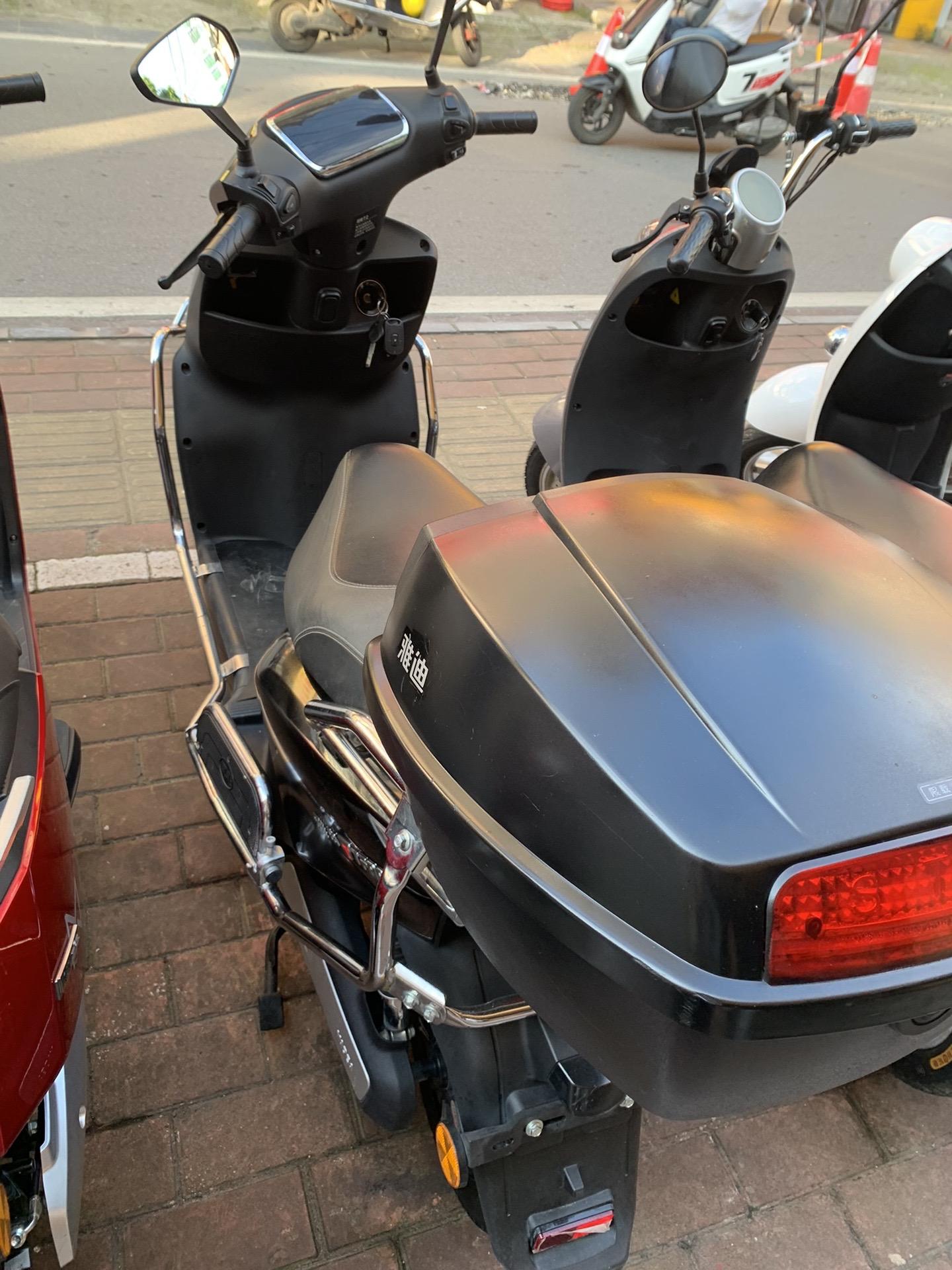 雅迪冠能t2,72v6个电瓶,车子无暗病,非常靓的,随便跑50公里,感兴趣懂