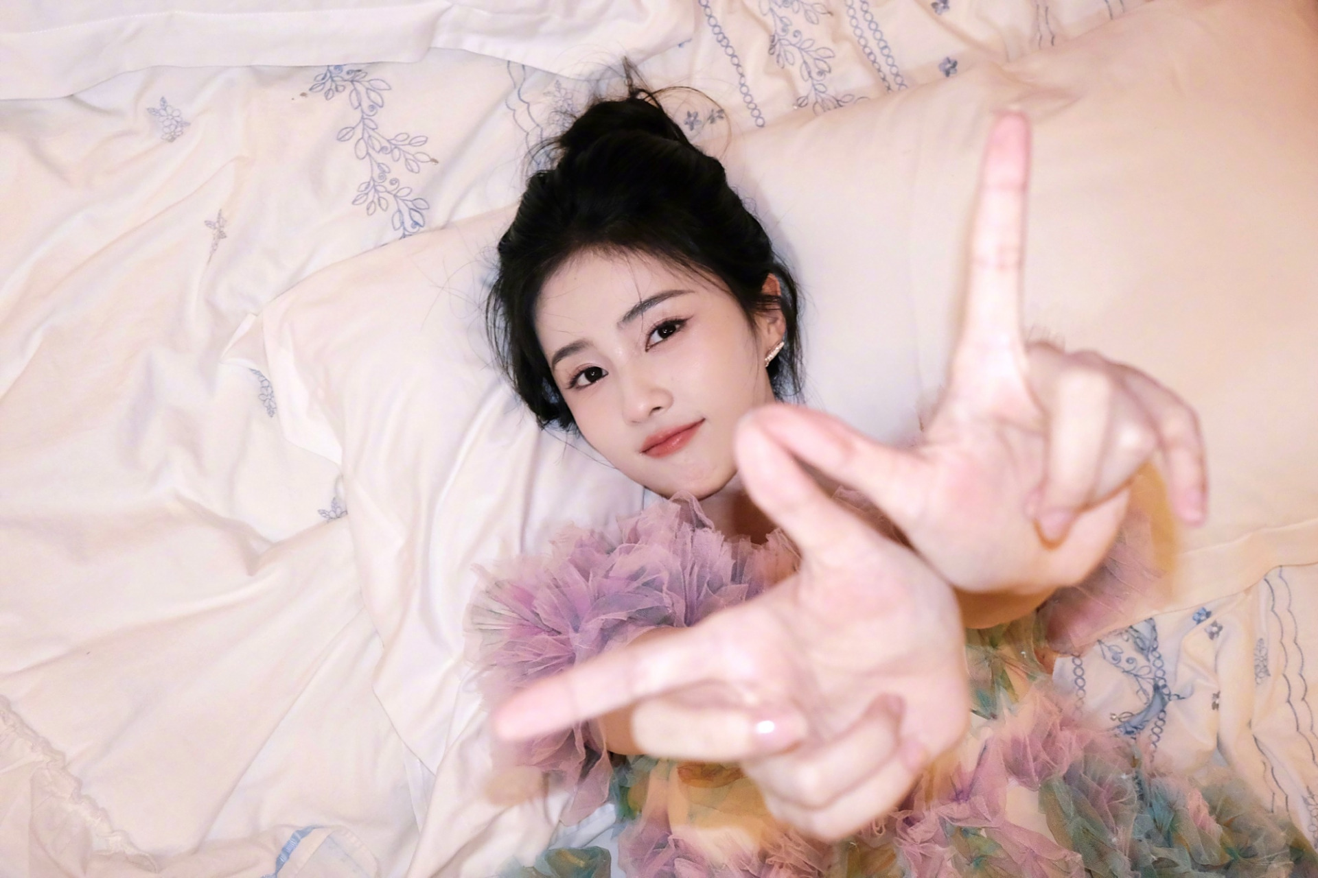 白鹿仙花蕾丝裙甜美头像组图