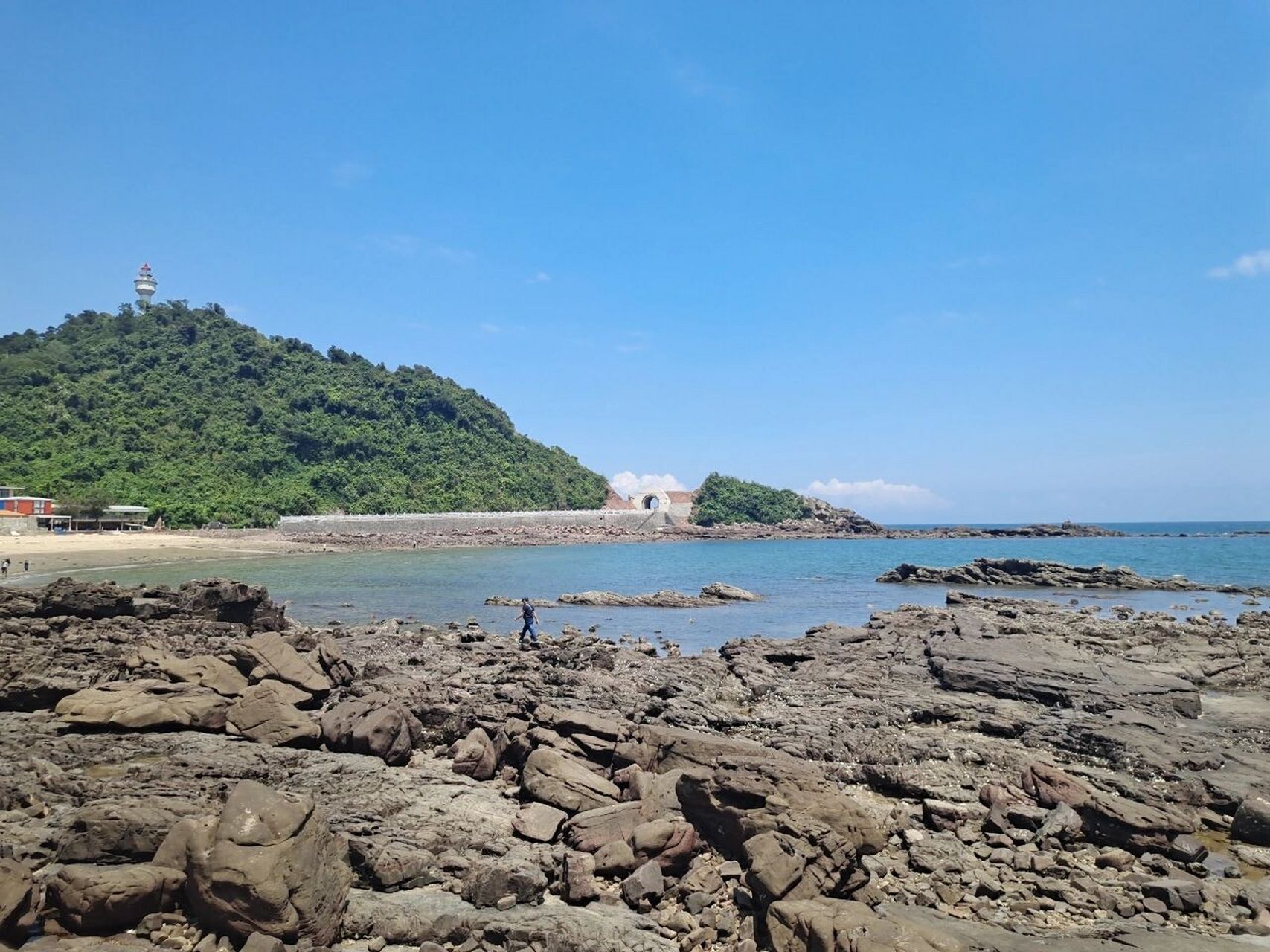 怪石滩位于广西防城港市江山半岛灯架岭前,系海浪常年冲刷岩石而车哪