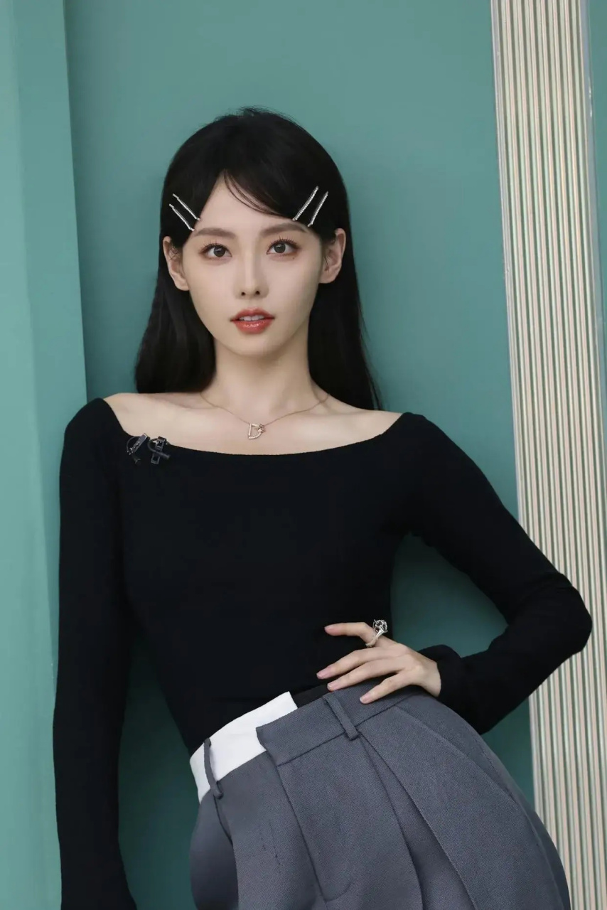 张嘉倪的狐系长相真的很绝美,这次《好事成双》里她的演技也肉眼可见