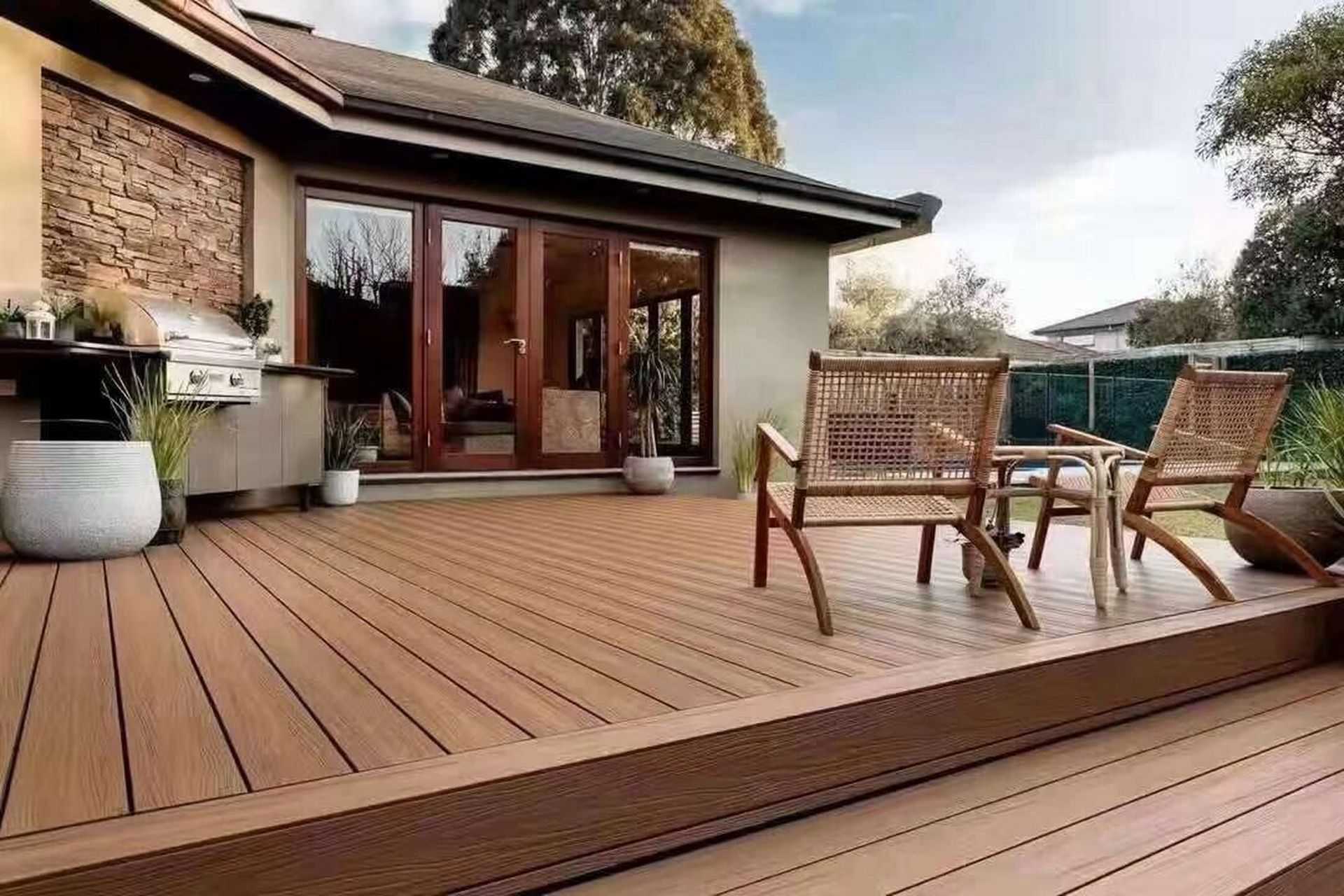 木塑地板 庭院案例 木塑地板是用木塑复合材料制成的地板,拥有和木材