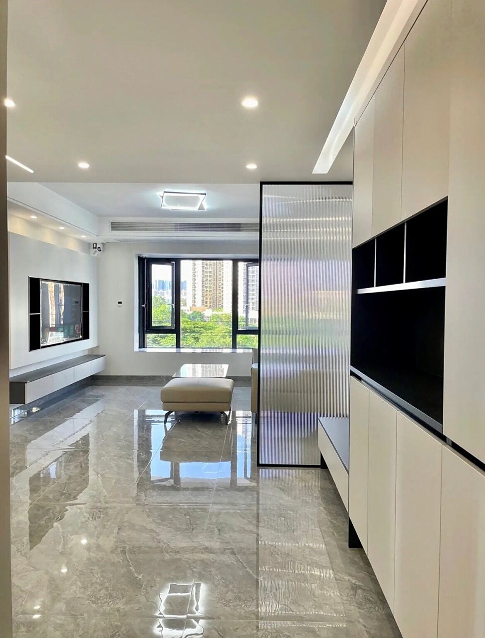 两房两厅现代简约风 全屋瓷砖通铺,高级又显大气,客厅双眼皮吊顶,不压