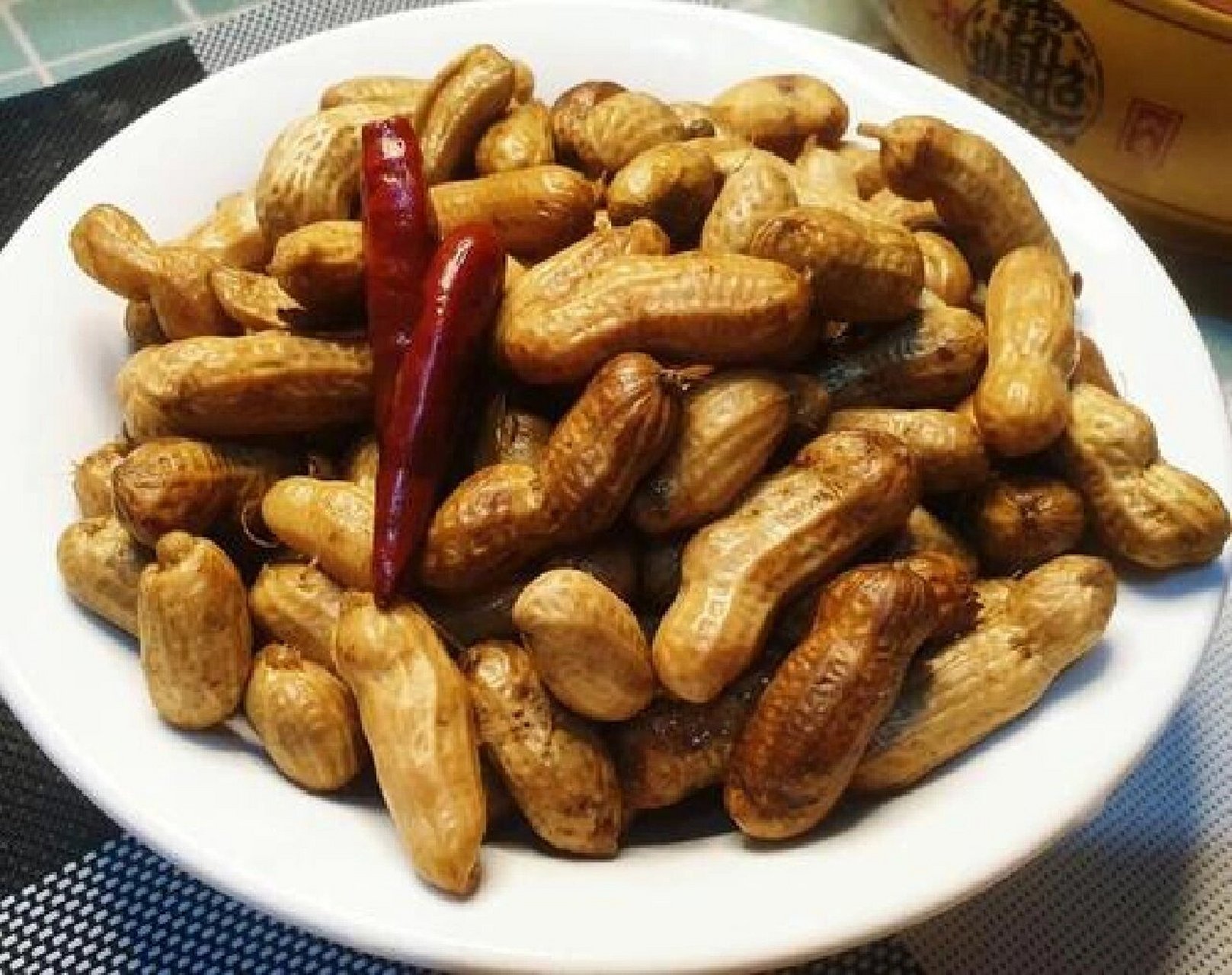水煮花生好吃有妙招 花生被誉为中国十大长寿食物之一,而水煮花生又