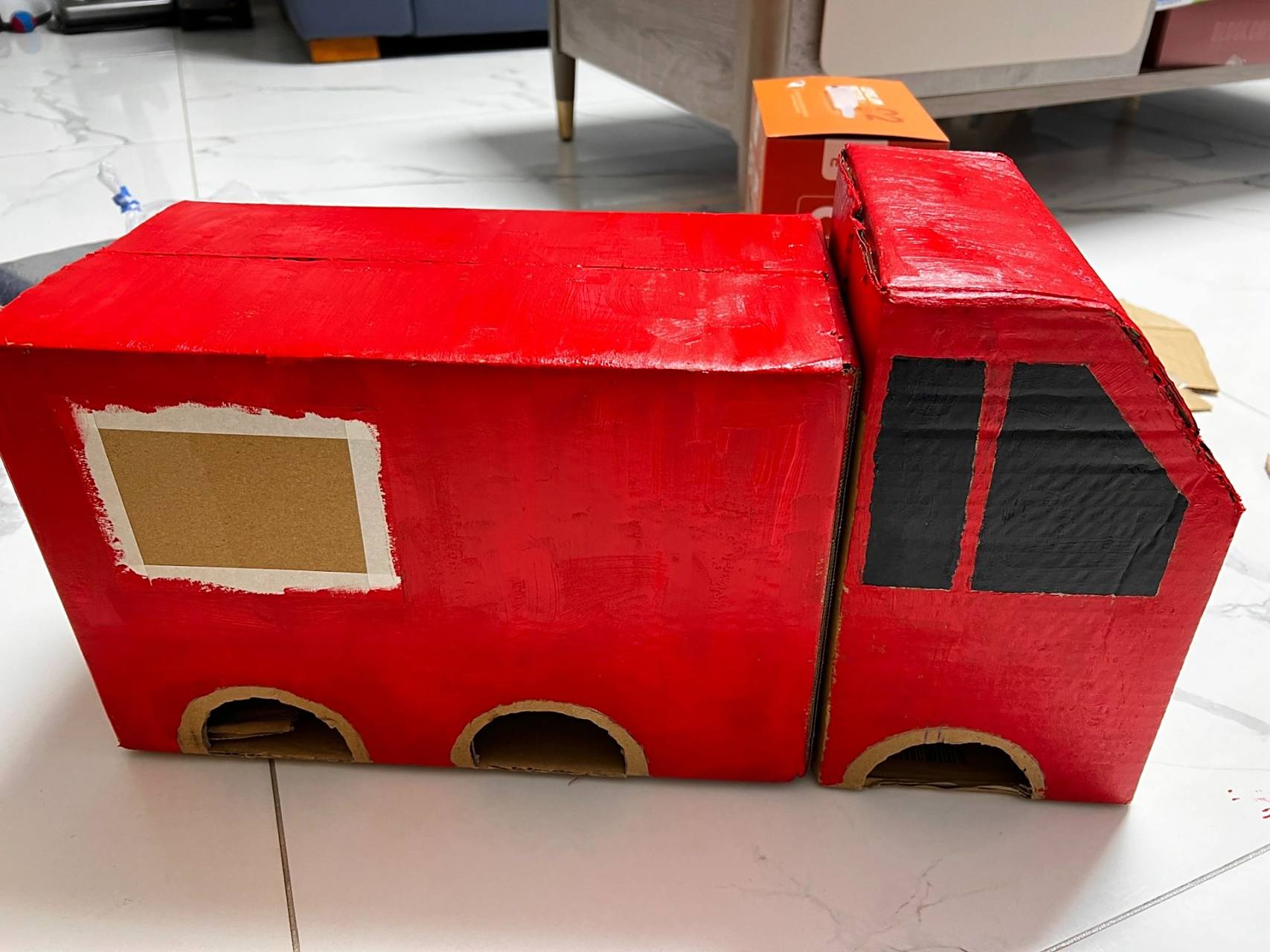 废纸箱利用,手工消防车 幼儿园作业,废旧材料制作一辆汽车,找了很久