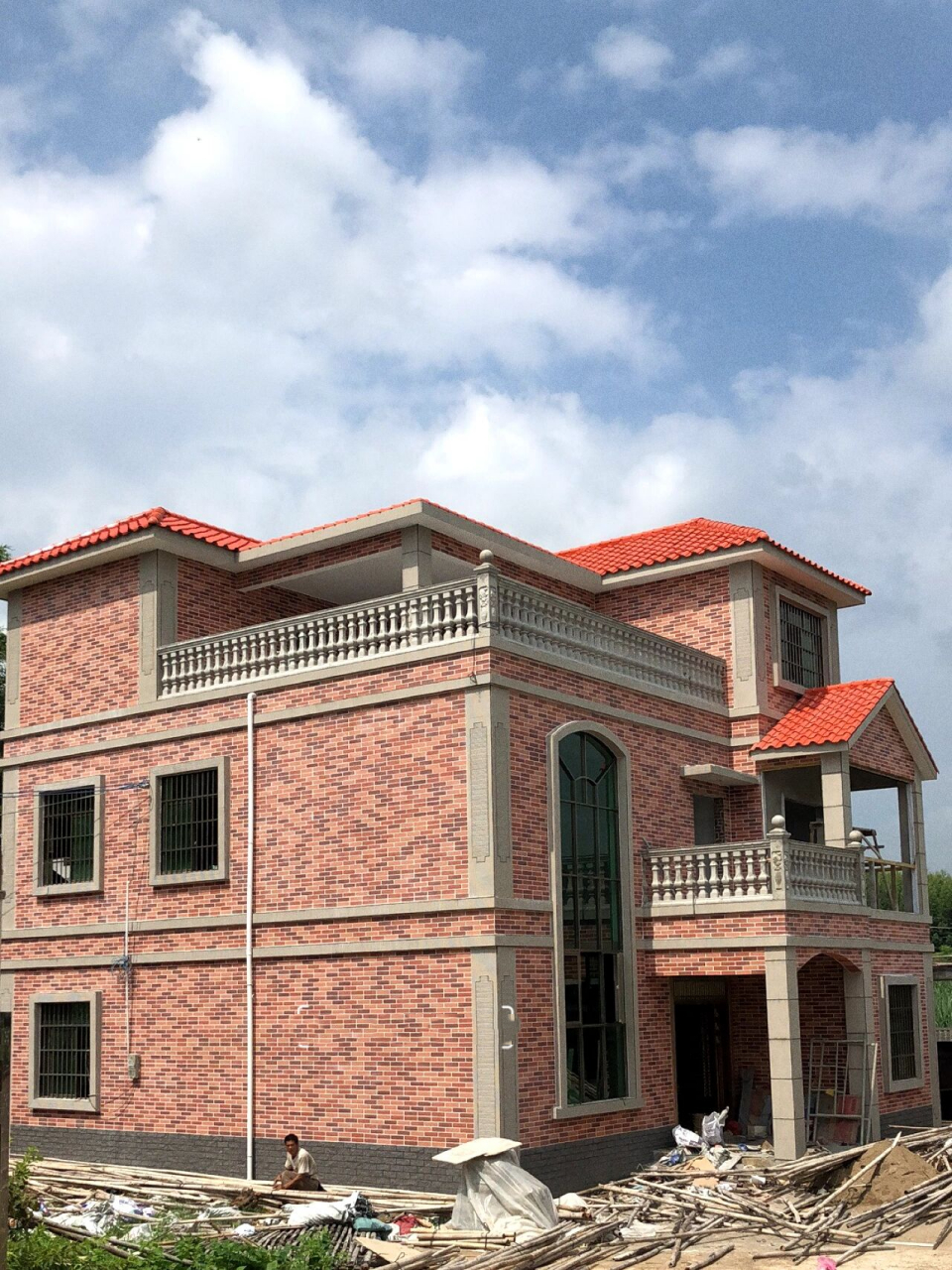 简约的自建房造型,简洁舒适的外墙配色,两者结合也蛮有特色滴!