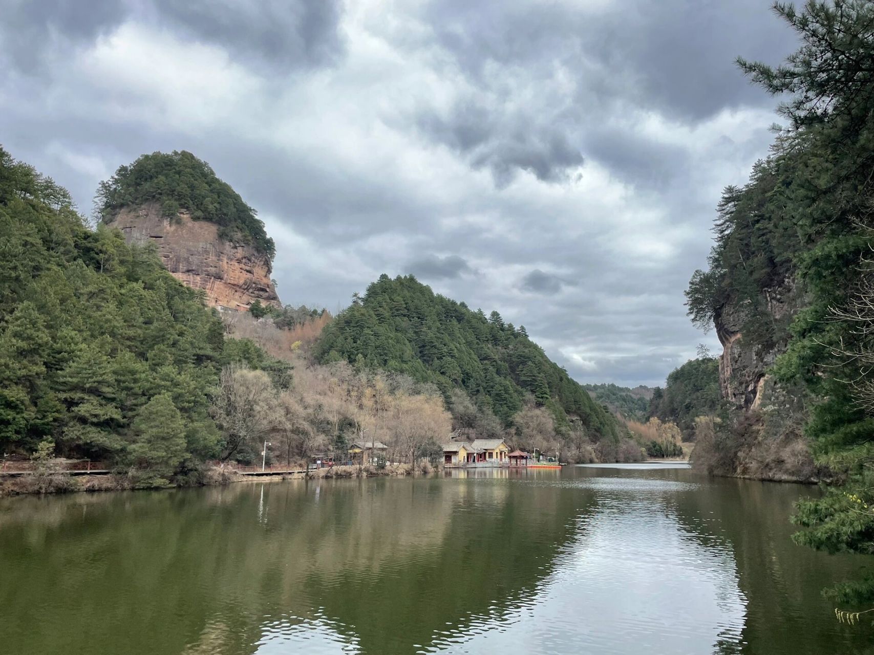 仙人崖 仙人崖位于麦积山风景名胜区内,为国家aaaaa级旅游景区.