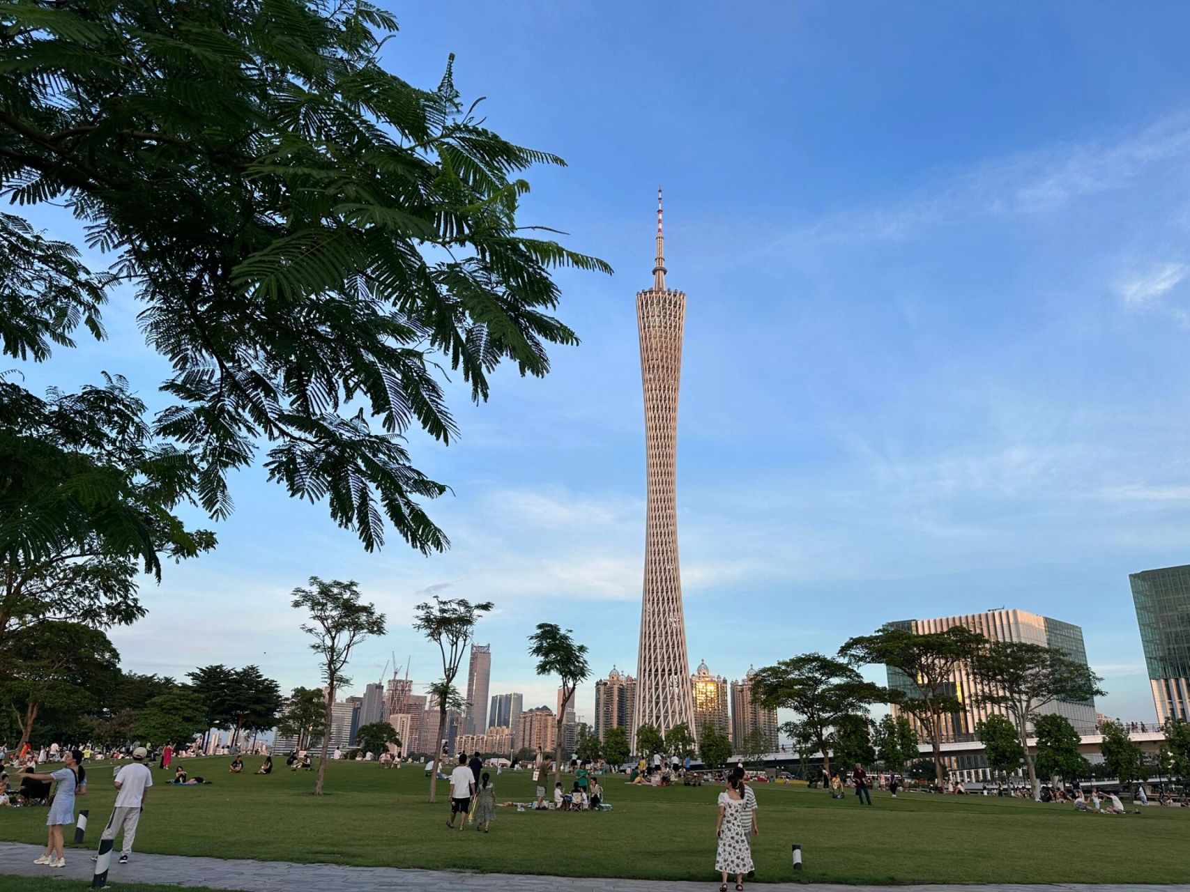 在二沙岛艺术公园的草坪最高点,摆张露营凳就能从傍晚坐到深夜,从看