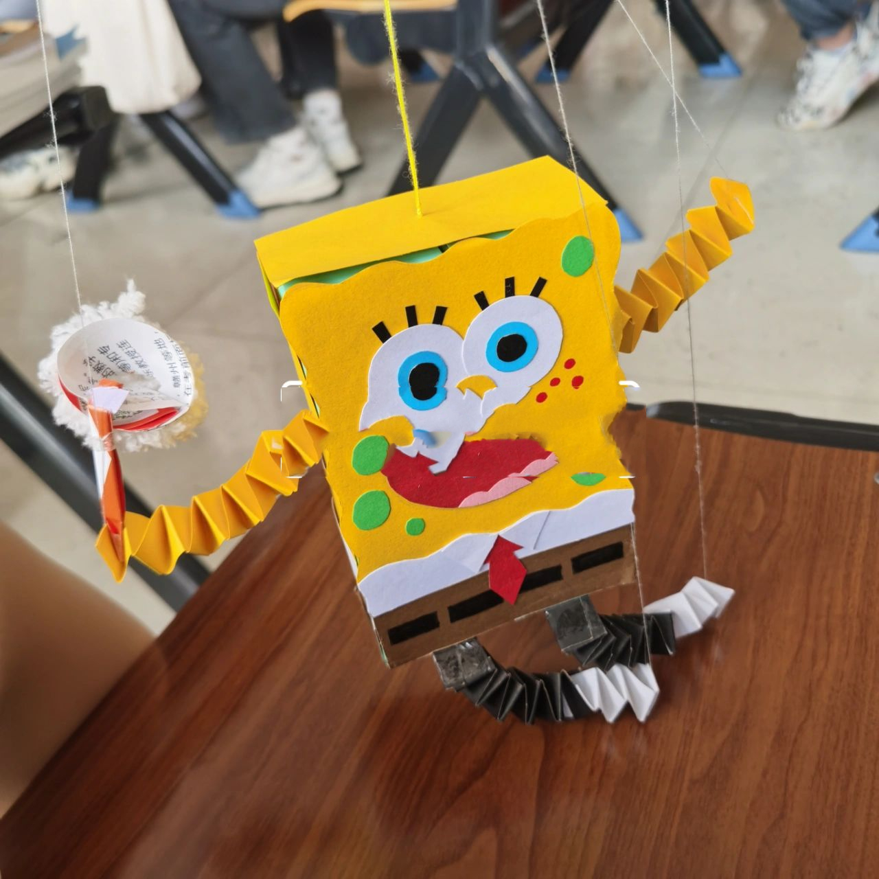 提线木偶制作 材料:卡纸,双面胶,泡沫胶,毛线,剪刀,小纸箱 海绵宝宝