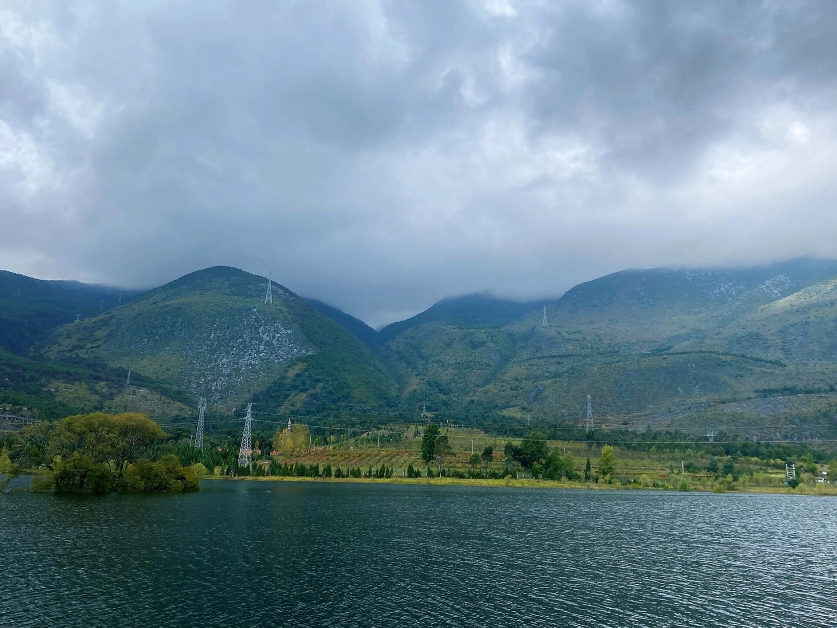 鹤庆小众景点 西龙潭水库,鹤阳寺 寺庙建的"新"味重 但寺庙周边的古树