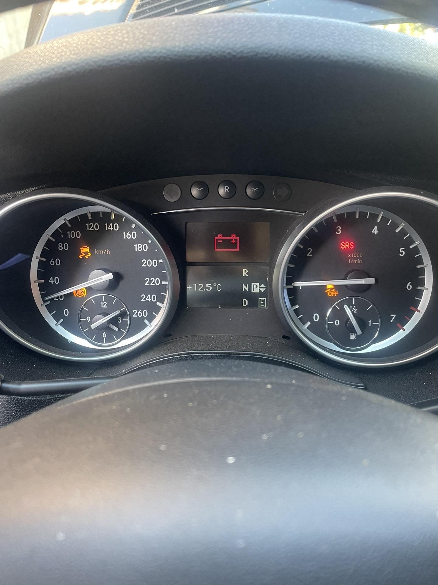 奔驰r350电瓶灯亮 万用表量发电机8.多负 发电机安排上