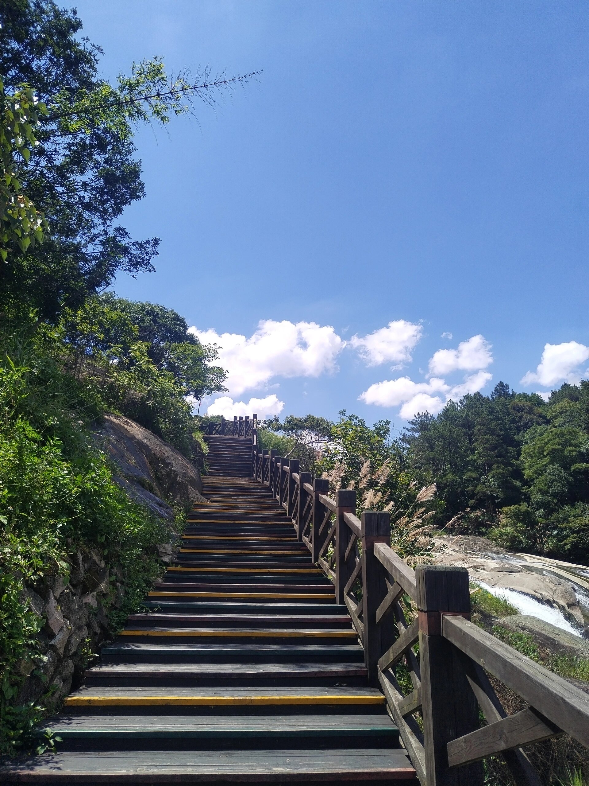 神仙游过的地方—九鲤湖 位于仙游县钟山镇的九鲤湖景区,国家4a级景区
