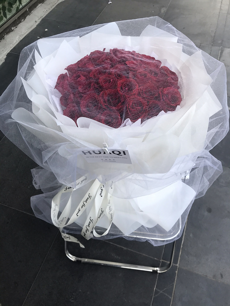 33朵红玫瑰白色包装纸花束