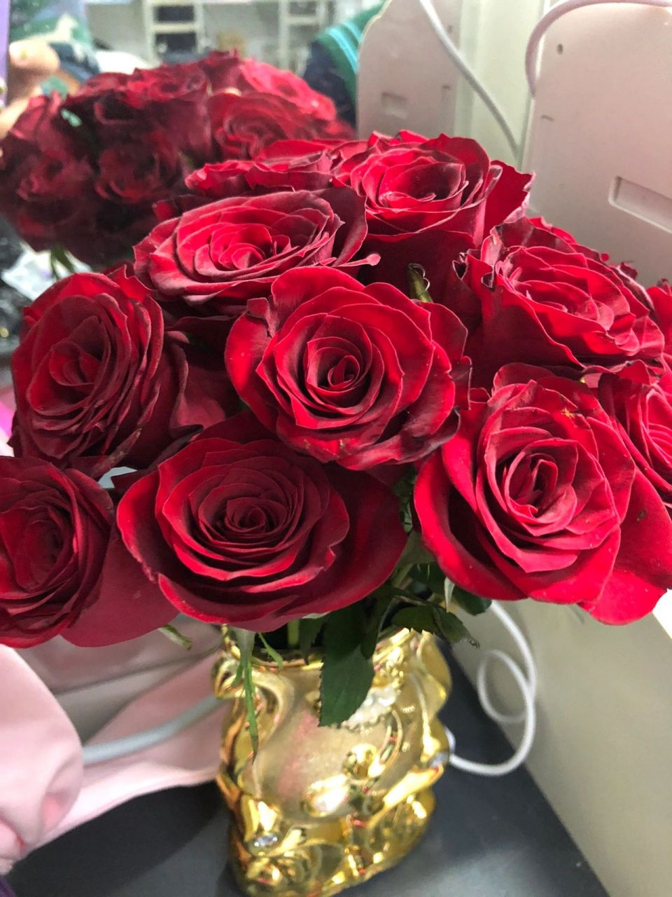 月季—传奇 小徐买来插瓶的月季—传奇 红黑的颜色,我好喜欢!