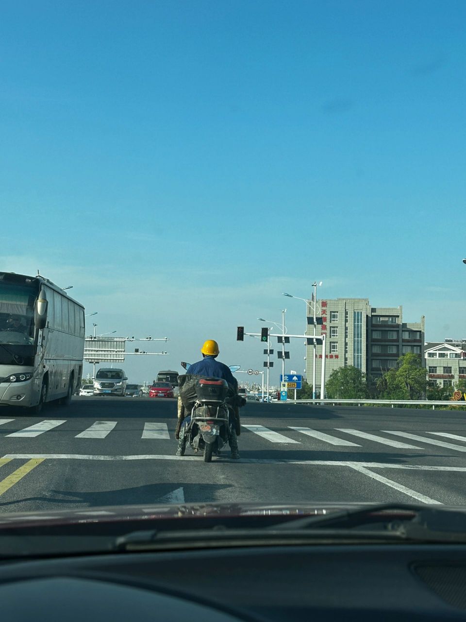 电动车左转该走哪条道 好多人都不知道电动车左转该走哪条道