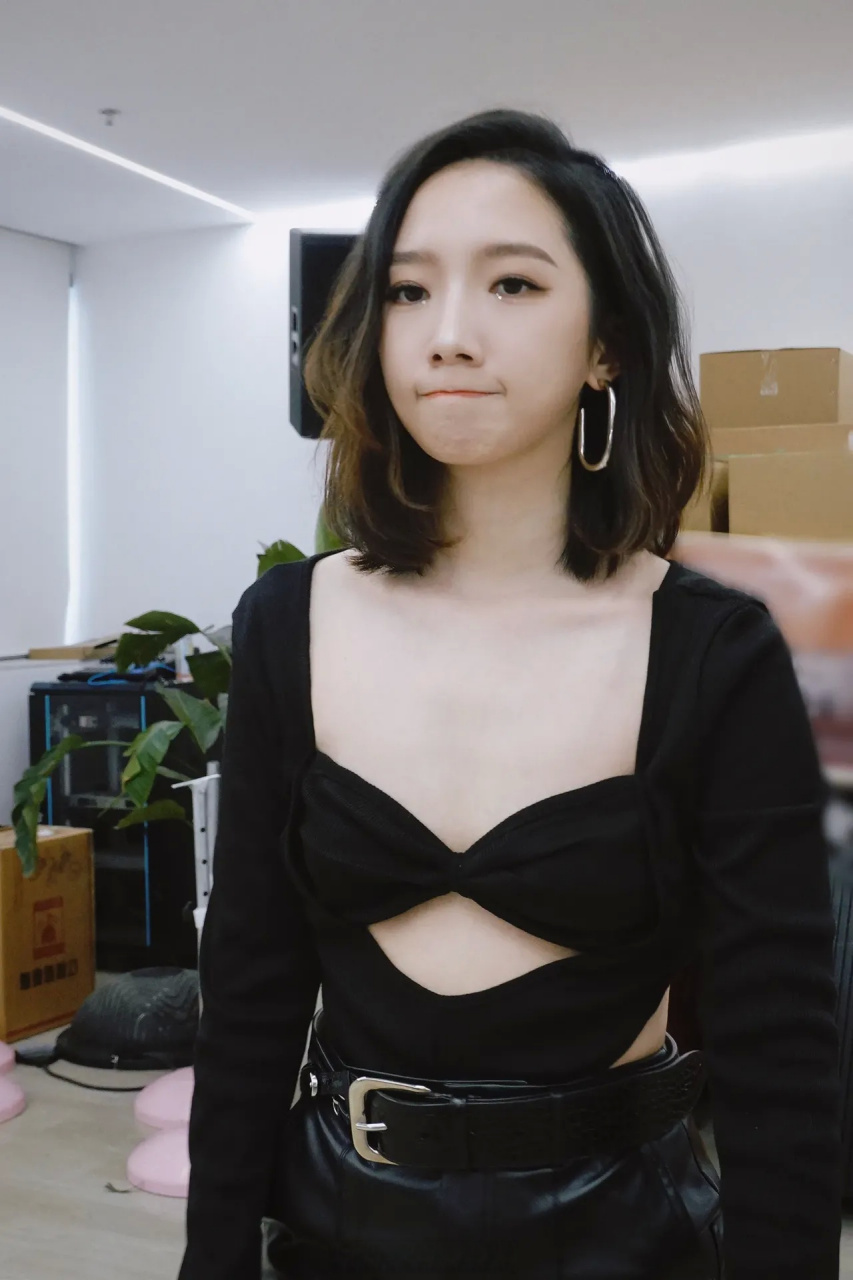 孟美岐营业照片曝光,尺度还是很大的,前面裁剪设计非常考验身材