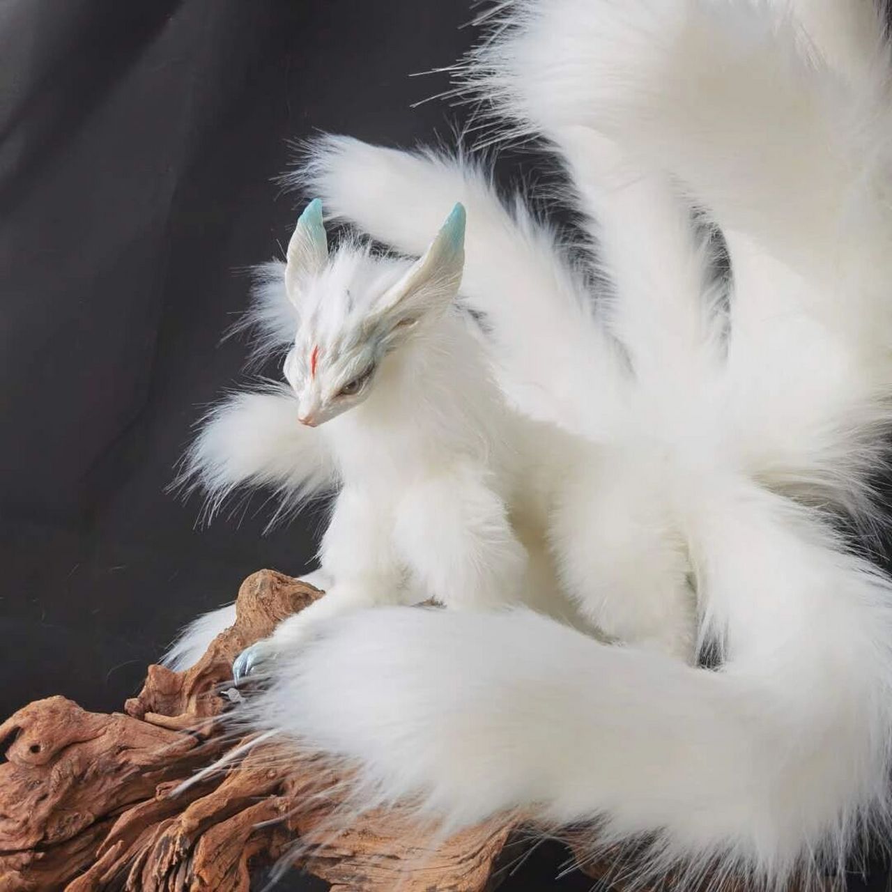 仙气飘飘的九尾狐仙 设定是一只接受供奉的九尾男狐仙的元身,仙气飘飘