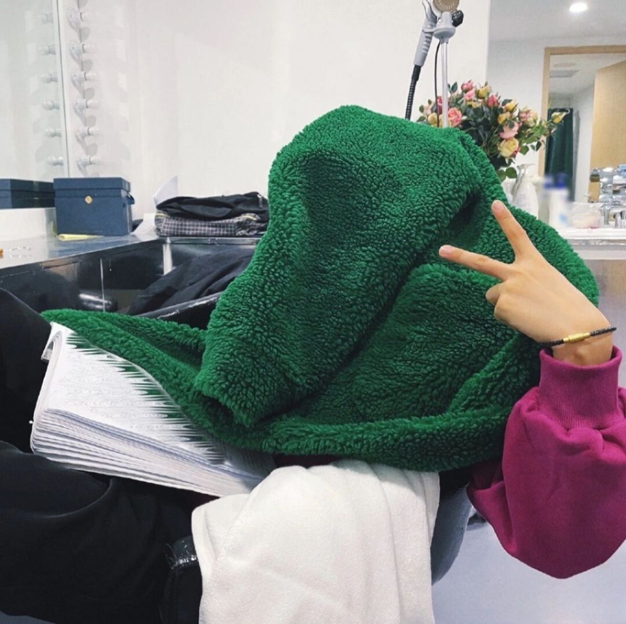 贺峻霖不明显头像 图源:贺峻霖wb 要图私,投稿