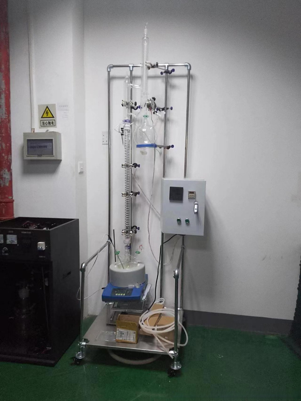 实验室精馏装置的介绍 实验精馏装置是实验室中常见的一种设备,用于分