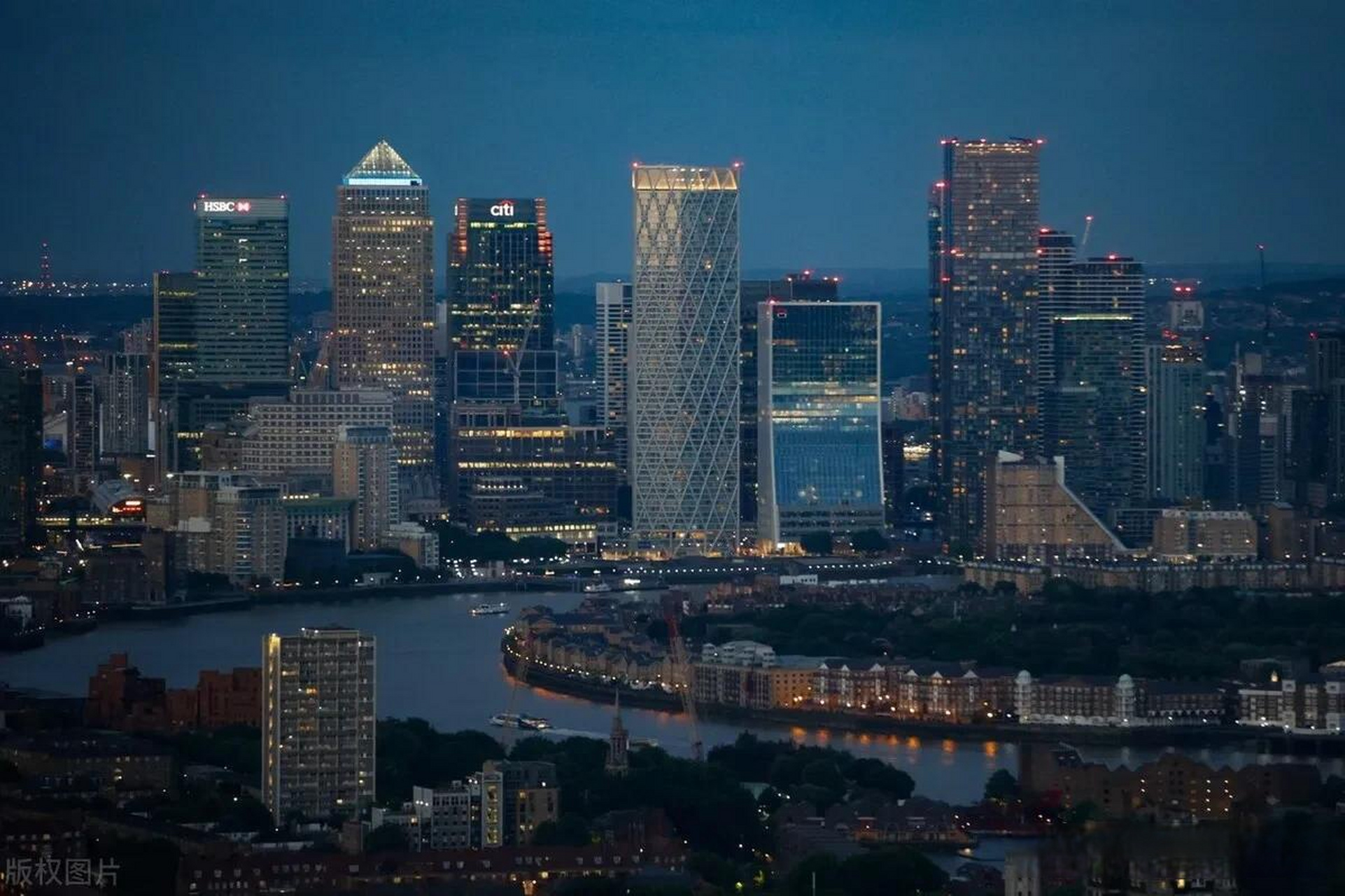 英国伦敦黄昏下的摩天大楼 显得更加庄严 当地时间2022年6月12日,英国