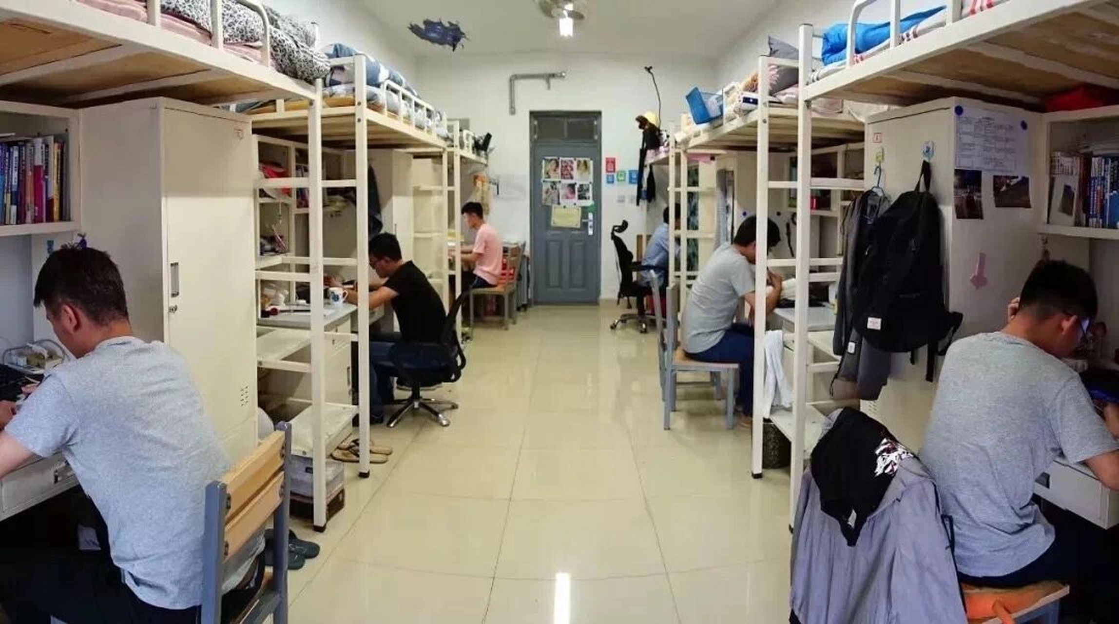 河南工业大学宿舍来了,快来咨询 寝室构造: 6人间,独立卫生间.