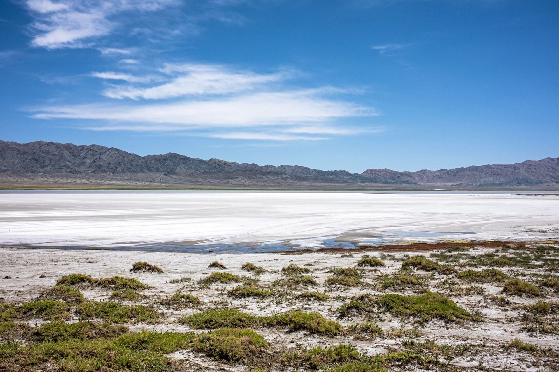新疆哈密之旅 | 伊吾县幻彩湖 幻彩湖-伊吾盐池,又叫托勒库勒湖,位于