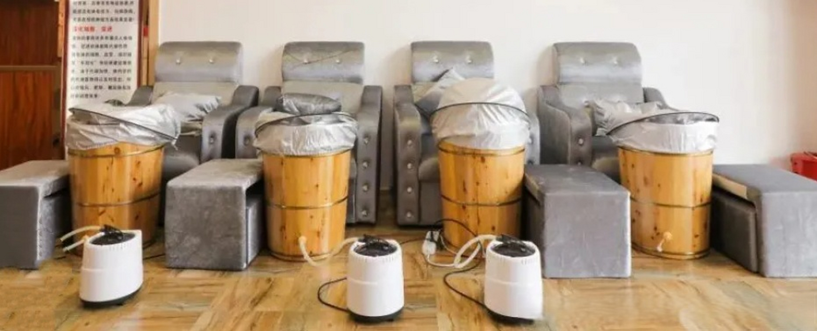 钻山风中药熏蒸的作用机理: ①药物经皮肤吸收,通过