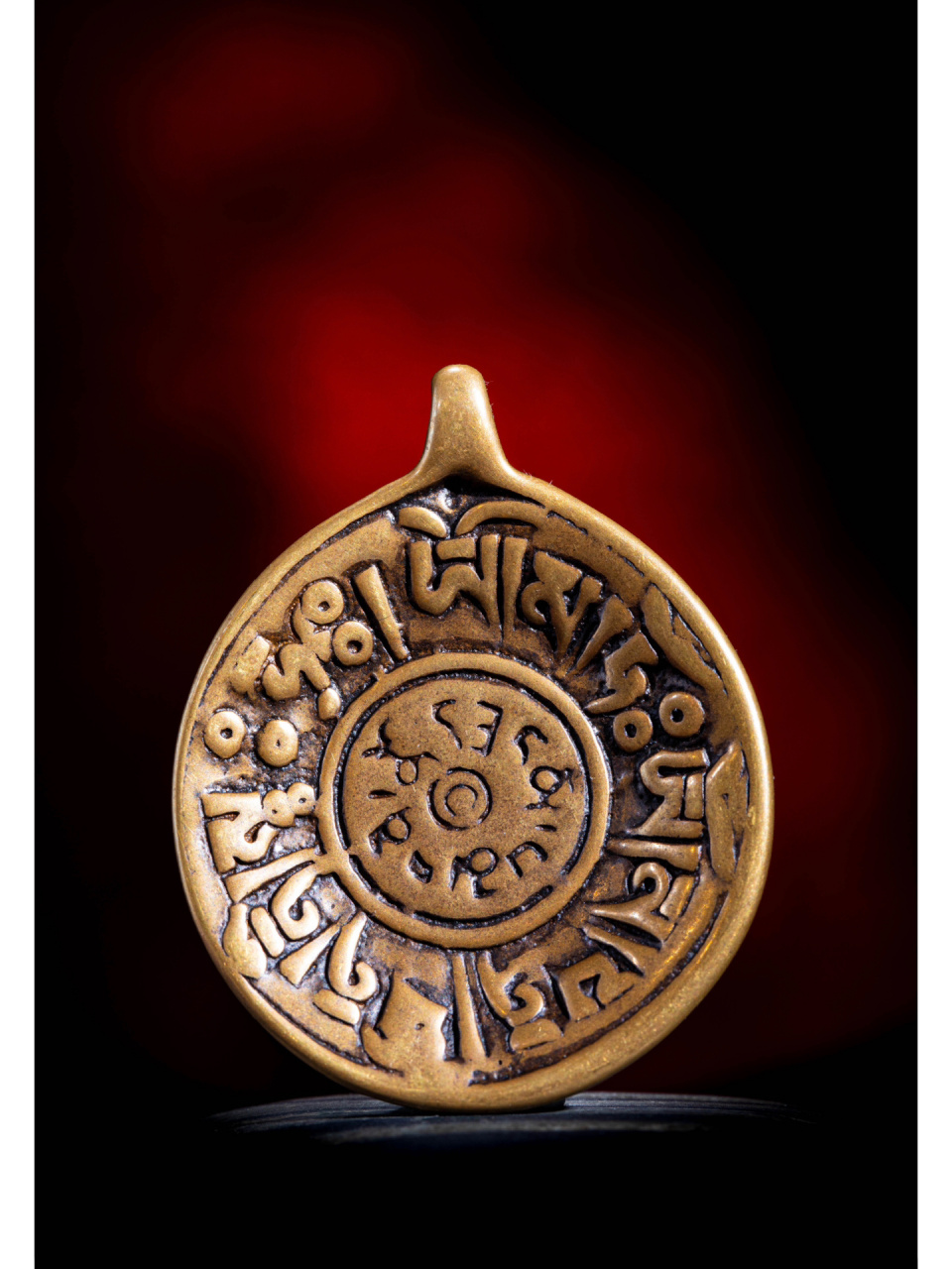 1mm 描述:一枚珍贵的大宝法王噶玛巴千诺怙身咒牌,利马铜质地,牌型规