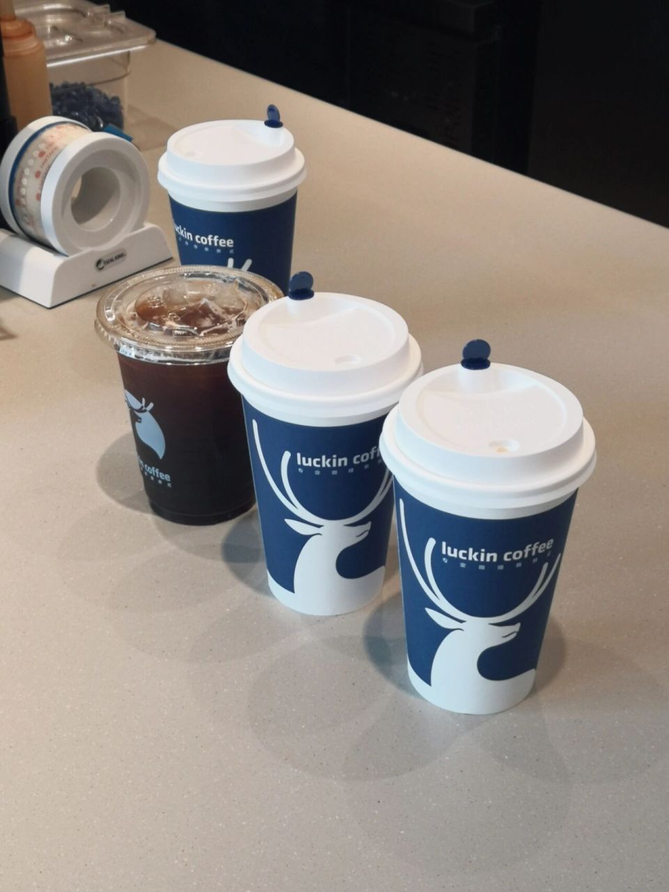 论拿铁跟澳白的区别75    澳白饮用时有厚实感,咖啡味道浓郁,奶泡