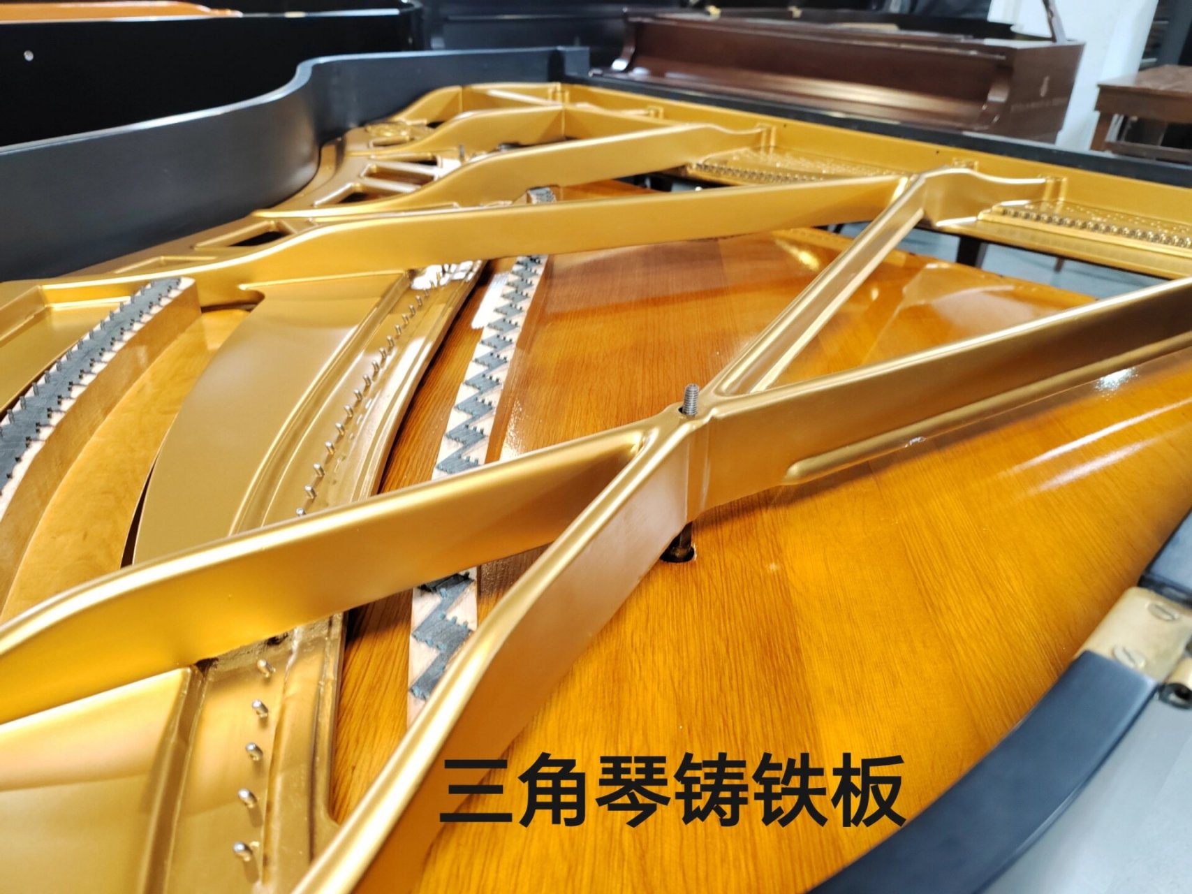 钢琴铸铁板长什么样?