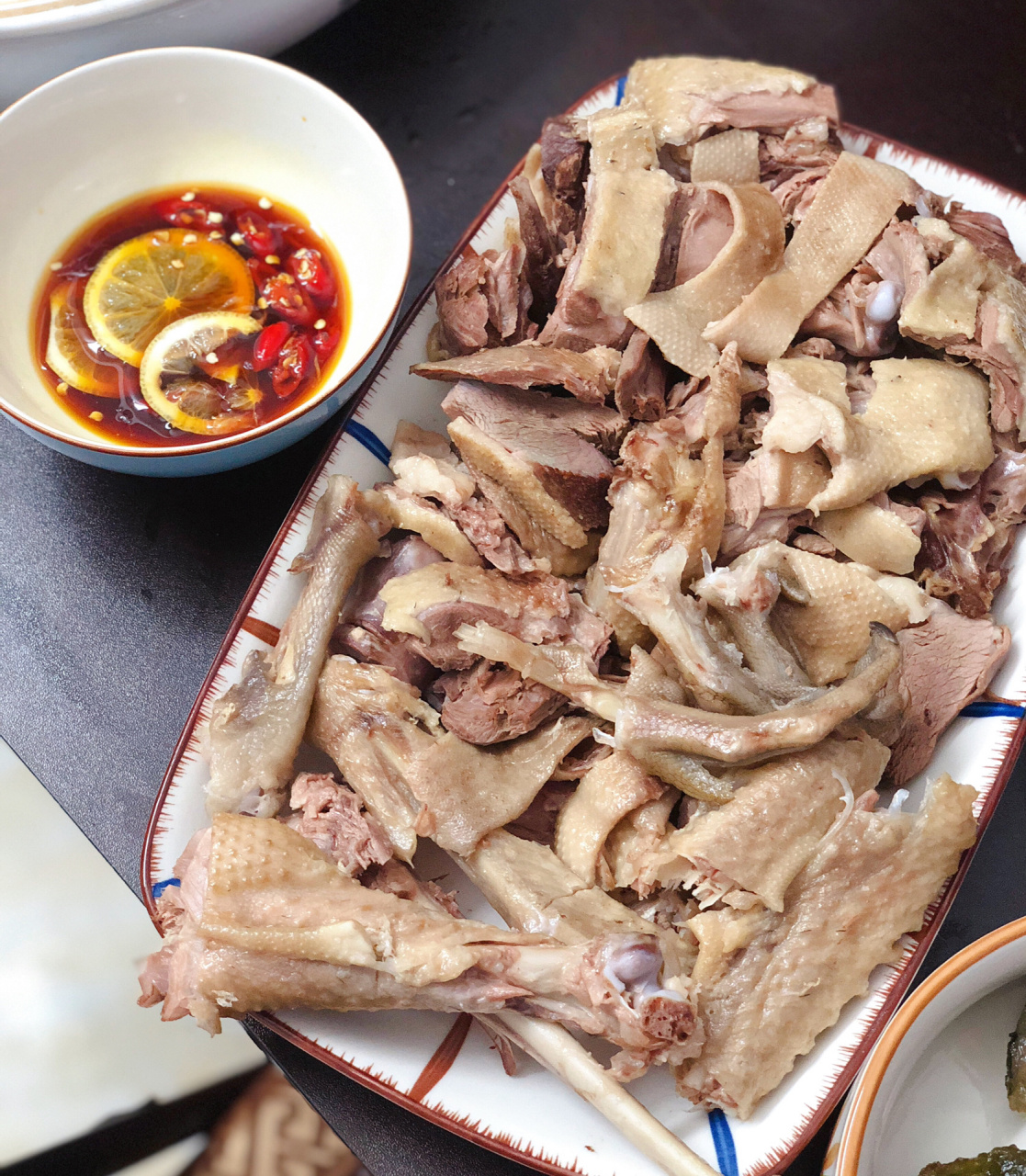 反正我觉得好吃的白切鹅做法 准备材料:半只鹅,姜片十几片,柠檬