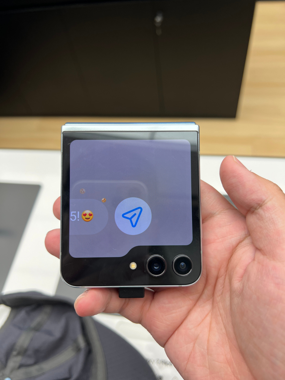 再来说说三星z flip5的简单上手体验吧,这个产品确实很精致很好看