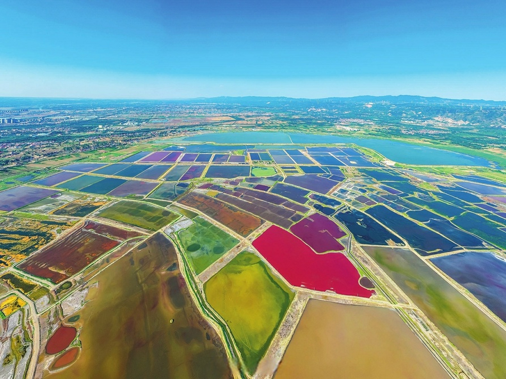 【大美盐湖】6月14日,随着气温升高,运城盐湖呈现出更加绚丽多彩的