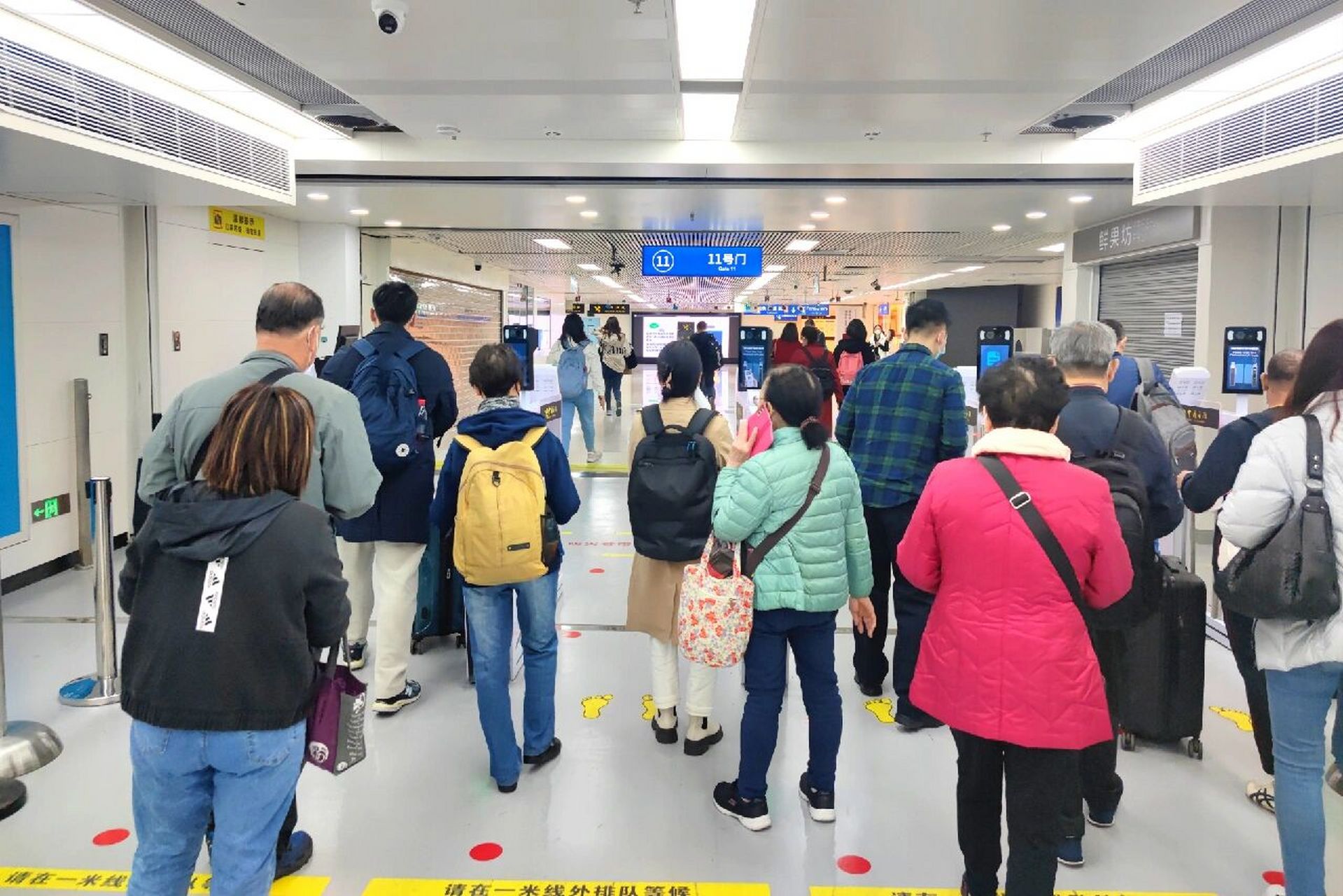 罗湖口岸通关流程及关内免税店分布 1,扫描出入境健康申报码,即黑码