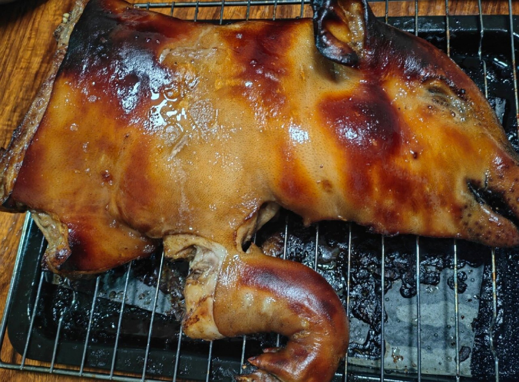 家常烤箱版烤乳猪 挑战了烤箱版烤乳猪,剩的四分之一小猪仔,提前3个