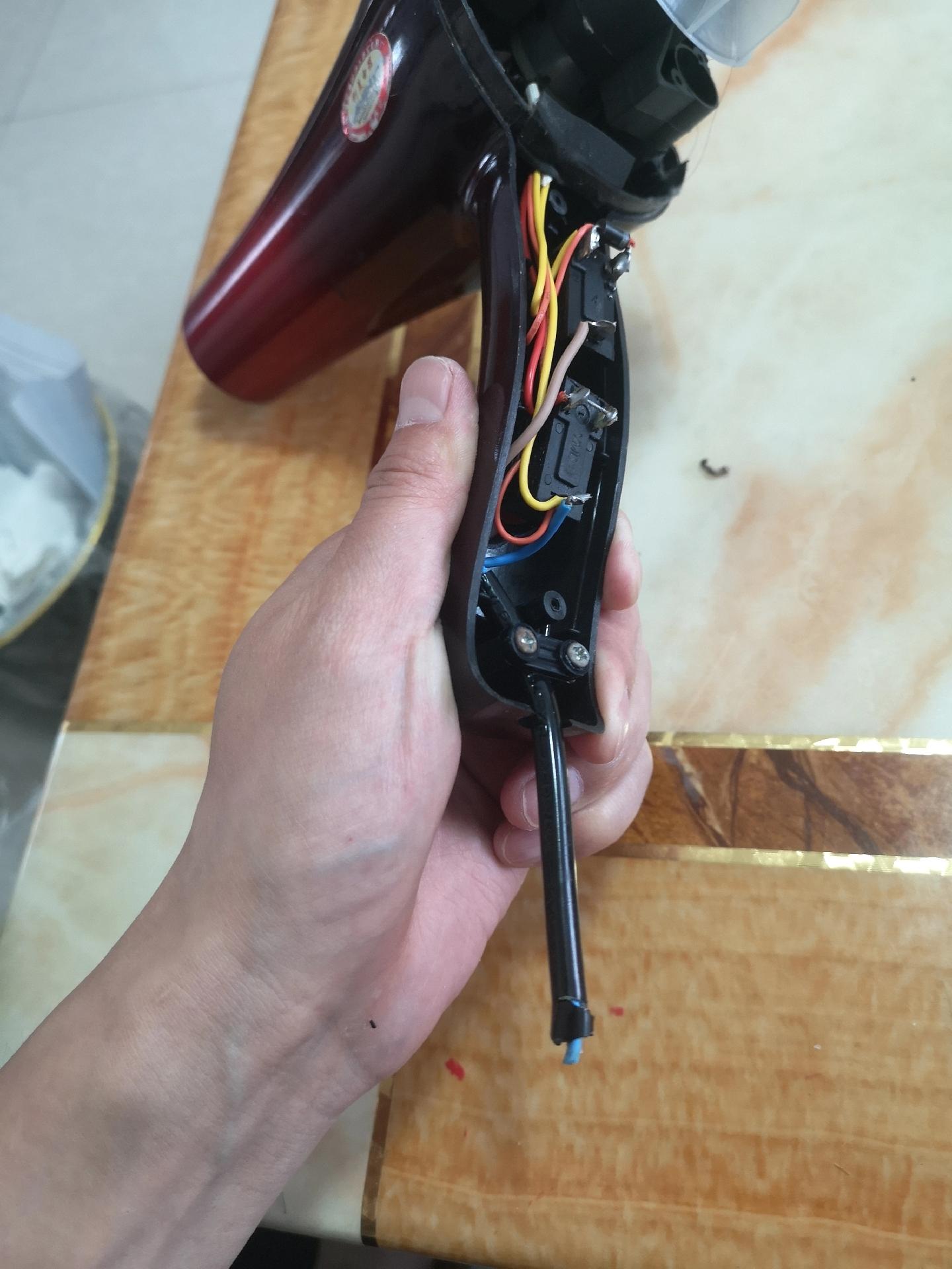 拆卸吹风机.,需要撬棒等.我试了下,完全不需要.很轻松就能拆卸下来