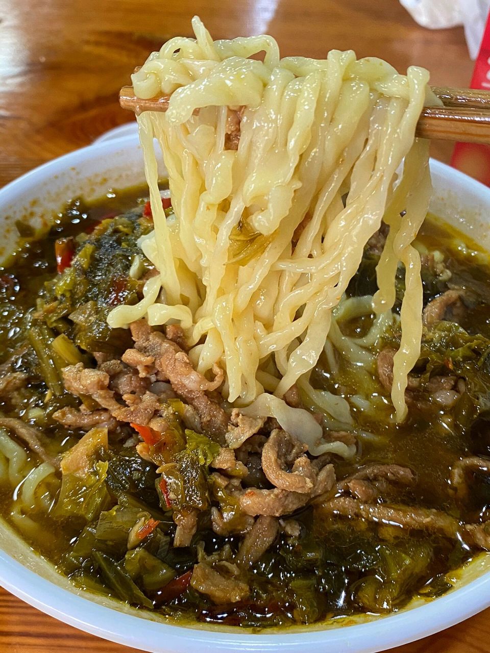 许久没吃过的雪菜肉丝面 手擀面很筋道,菜也特别足微微辣,味道不错.