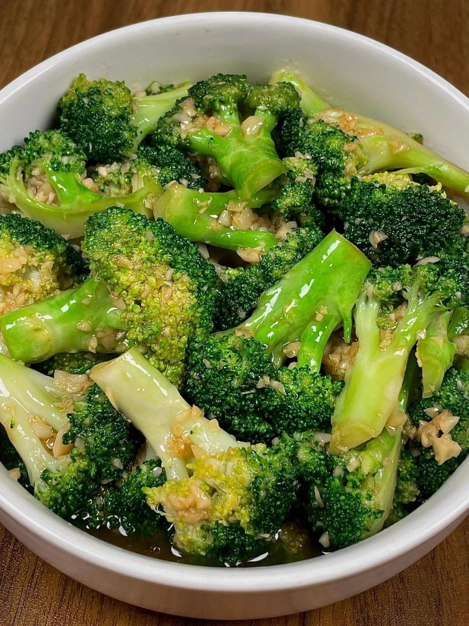 蒜蓉西兰花,低卡又美味! 西兰花清脆爽口,蒜香浓郁,开胃解腻!