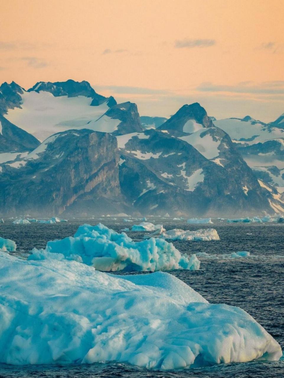 北极圈内格陵兰岛上的某天,坂本龙一曾用一根绳索将录音设备沉入冰原