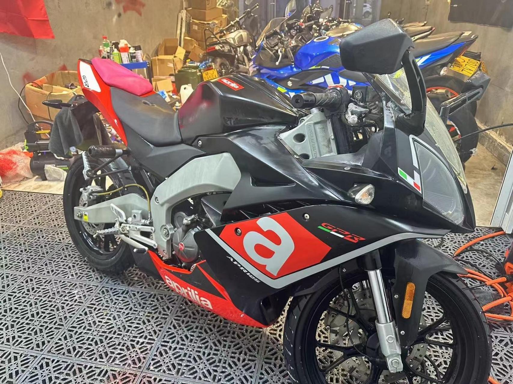 17年阿普利亚gpr125,手续齐全,一万公里,车况精品,成色小瑕疵,一口价