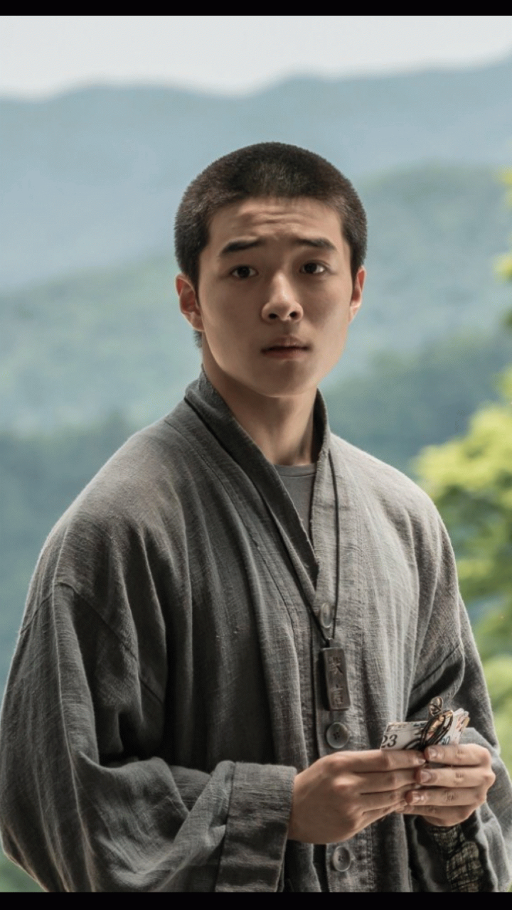 网飞出品的韩国恐怖片《第八天之夜》中,韩国男星南多凛饰演小和尚