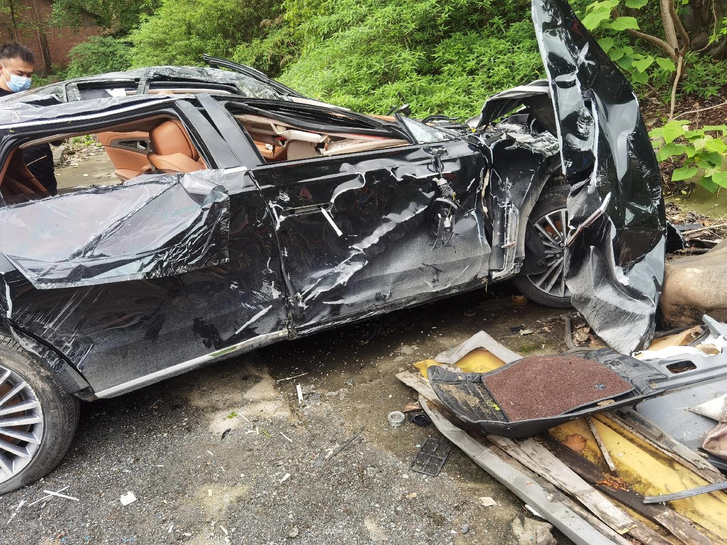 红旗h9因刹车失灵,从30多米高的悬崖上掉下去,居然