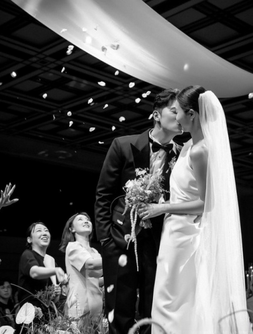 13日,dynamic duo成员崔子通过sns公开婚礼现场照片.