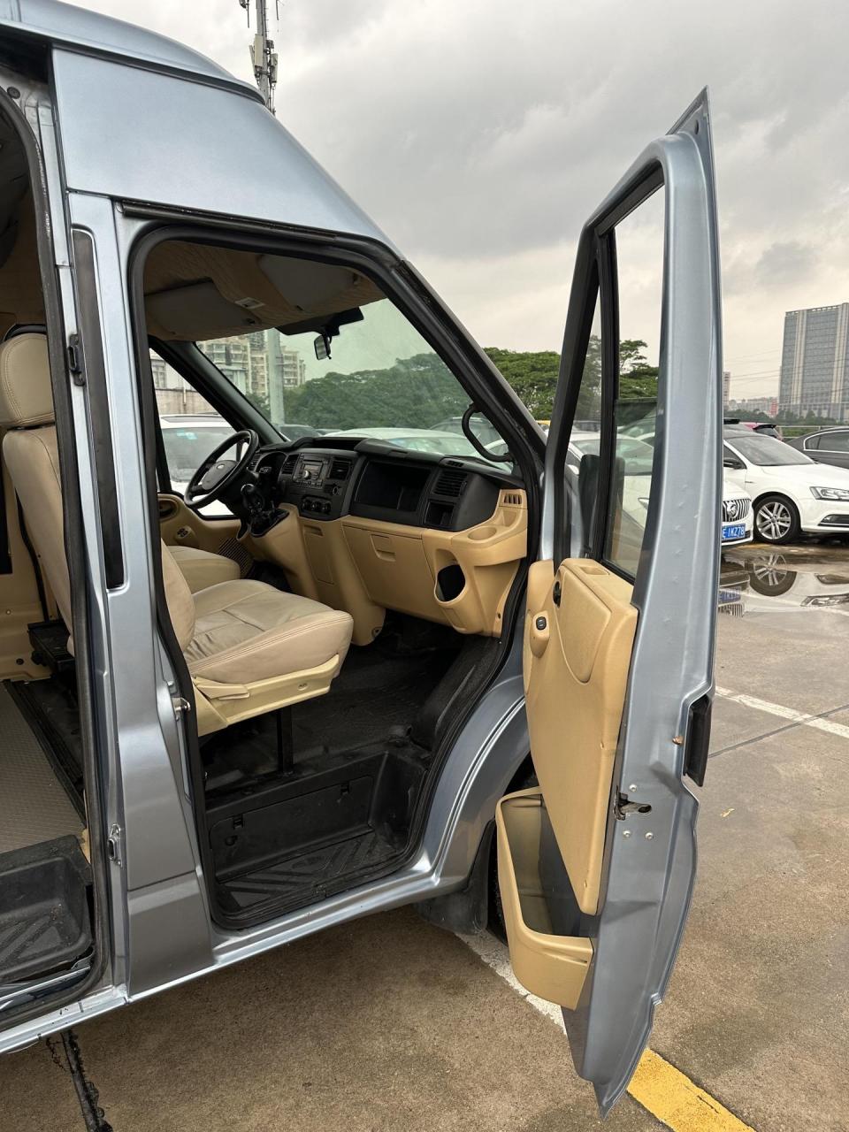 福特全顺新世代中顶长轴,柴油 v348路虎同款进口机头,9座蓝牌,c1证可