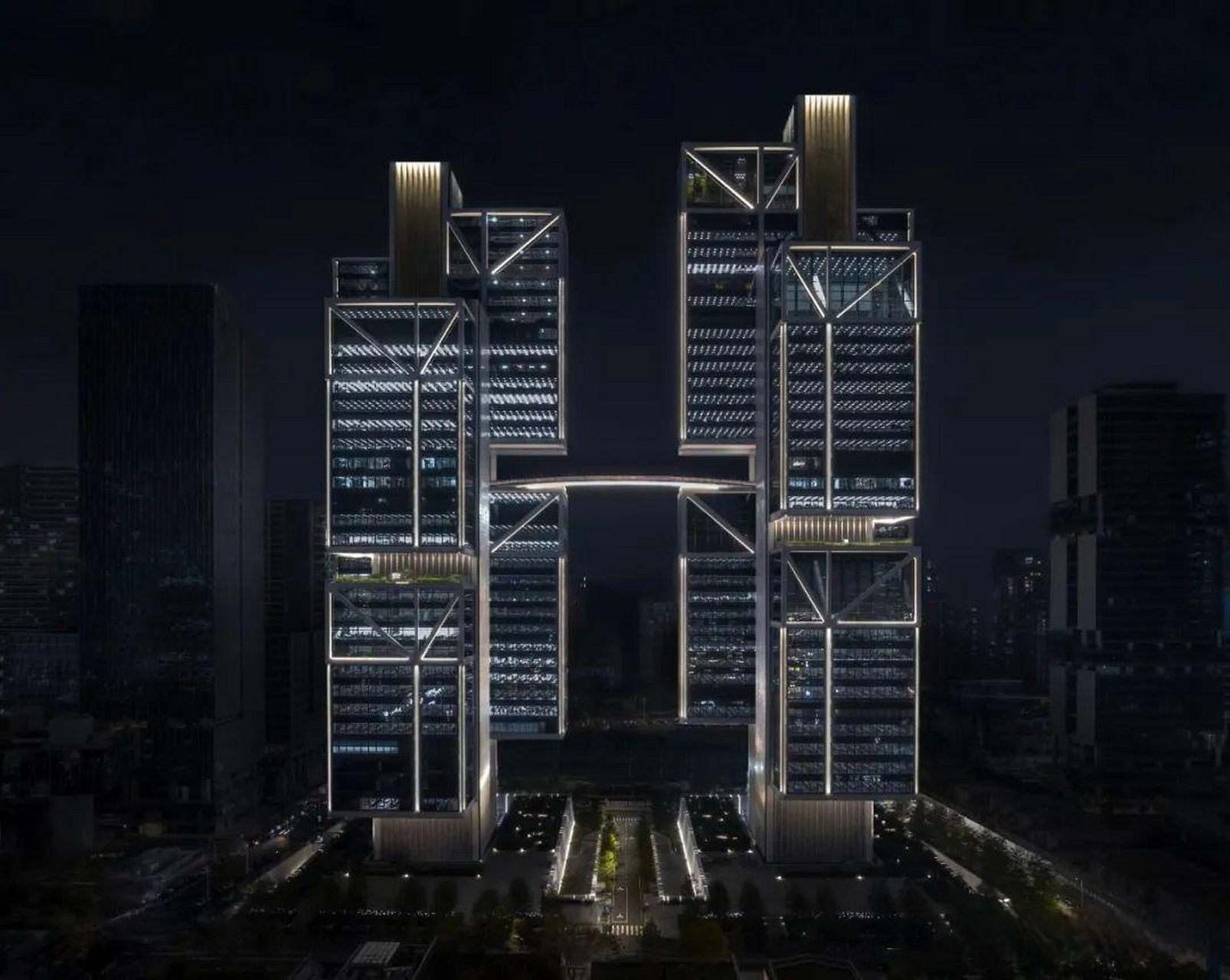 大疆天空之城集办公,研发,测试及城市公共设施于一体,由东,西两栋