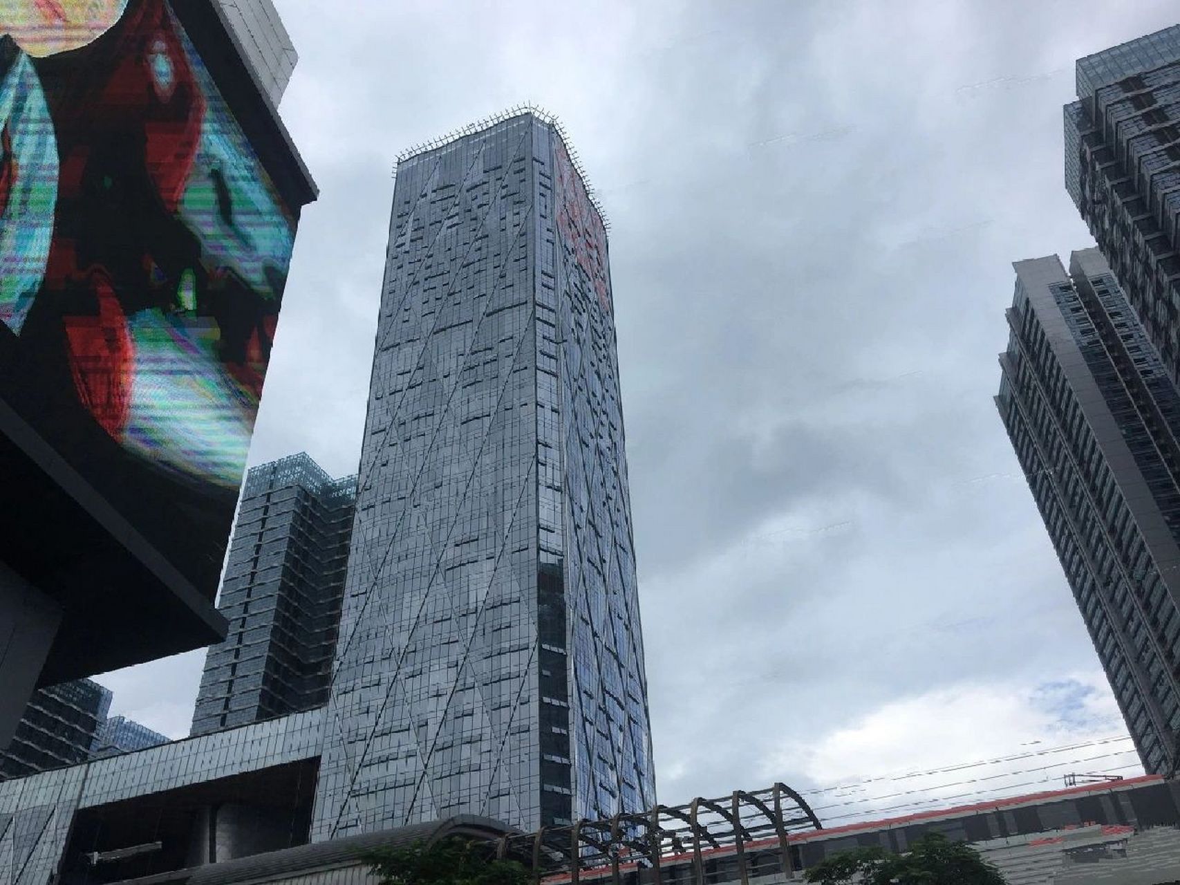 龙光玖钻据说有很多漂亮小姐姐…… 上午来朋友办公室喝茶,在龙华红山