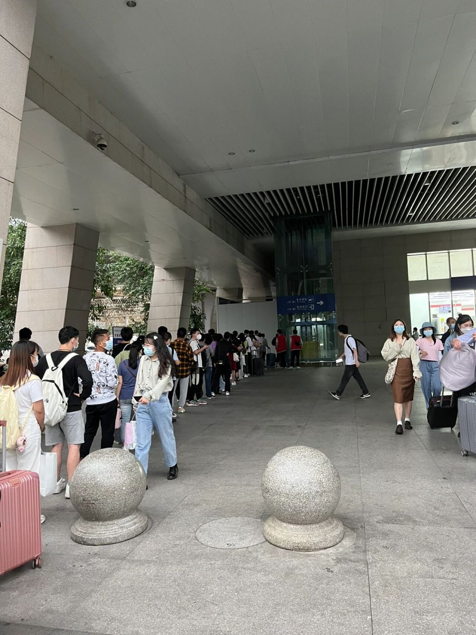 成都东站快速进站口!