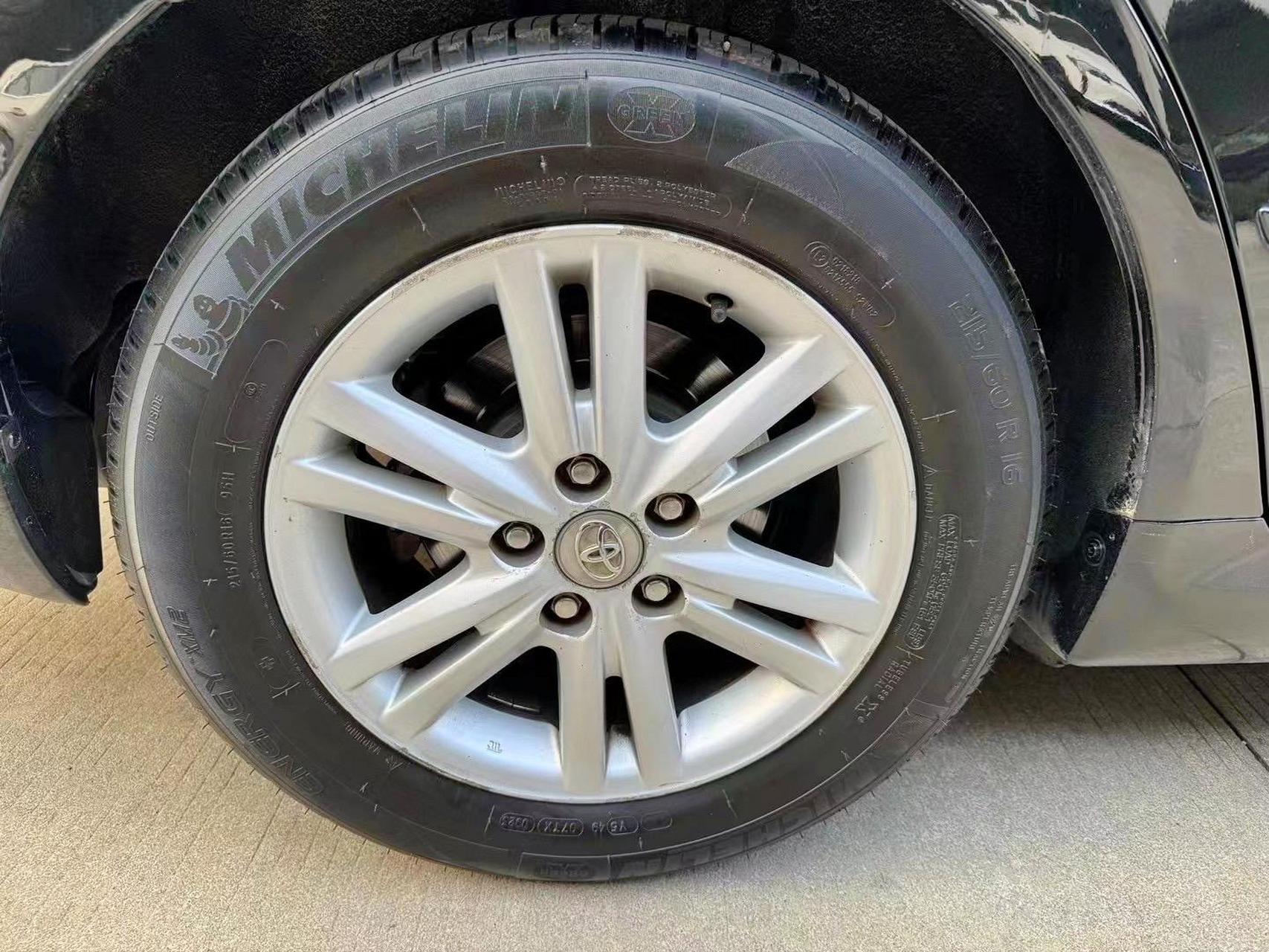 5s豪华,仅仅14万公里,原厂仪表台,原装内饰,4条刚换的米胖子轮胎,底子